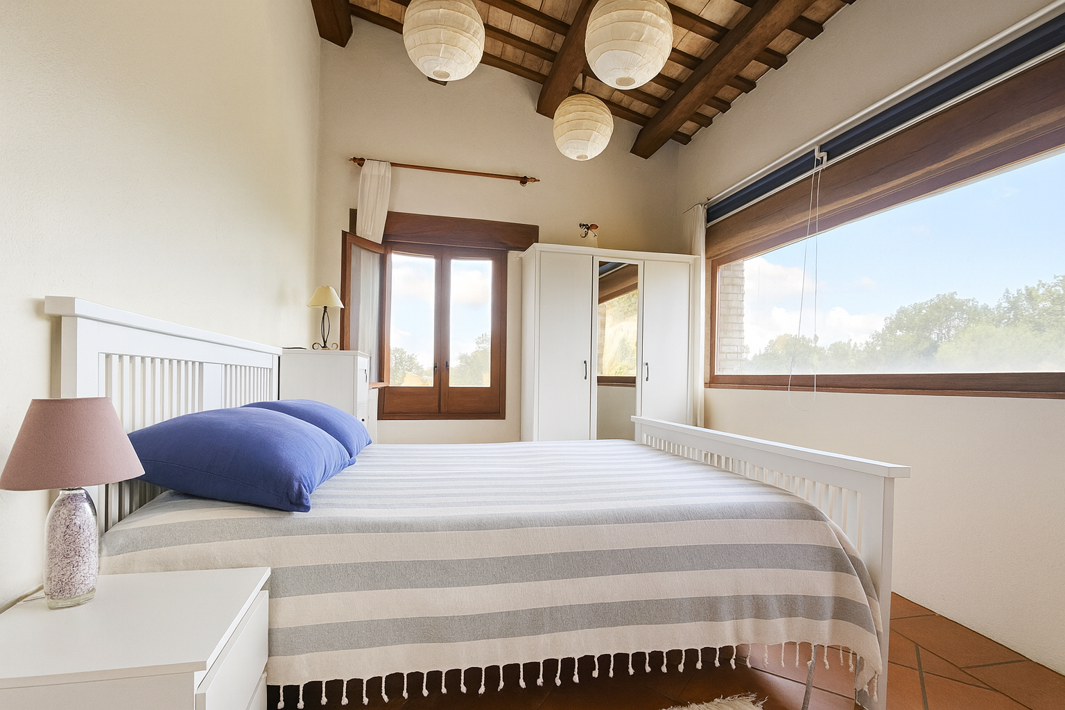 Masía restaurada en venta en Campins, Montseny, con 587 m² construidos, 150.000 m² de terreno llano, pozo propio, almacén, cuadras y vistas abiertas al bosque. Estilo rústico, materiales nobles y vida en calma.