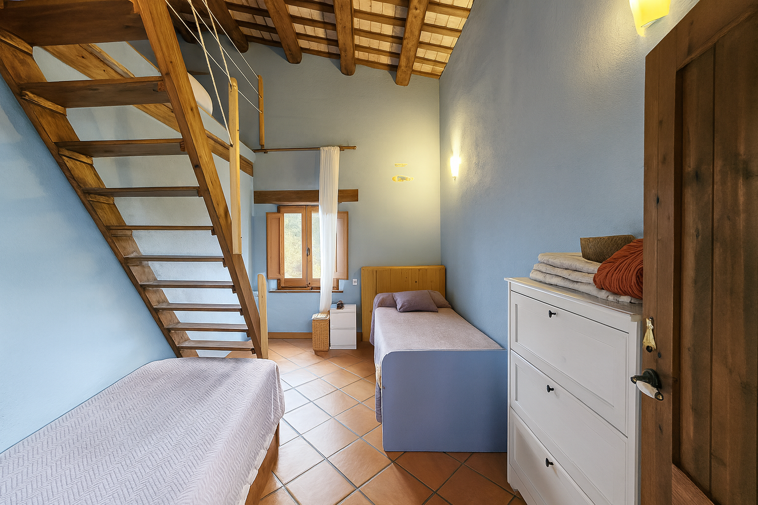 Masía restaurada en venta en Campins, Montseny, con 587 m² construidos, 150.000 m² de terreno llano, pozo propio, almacén, cuadras y vistas abiertas al bosque. Estilo rústico, materiales nobles y vida en calma.