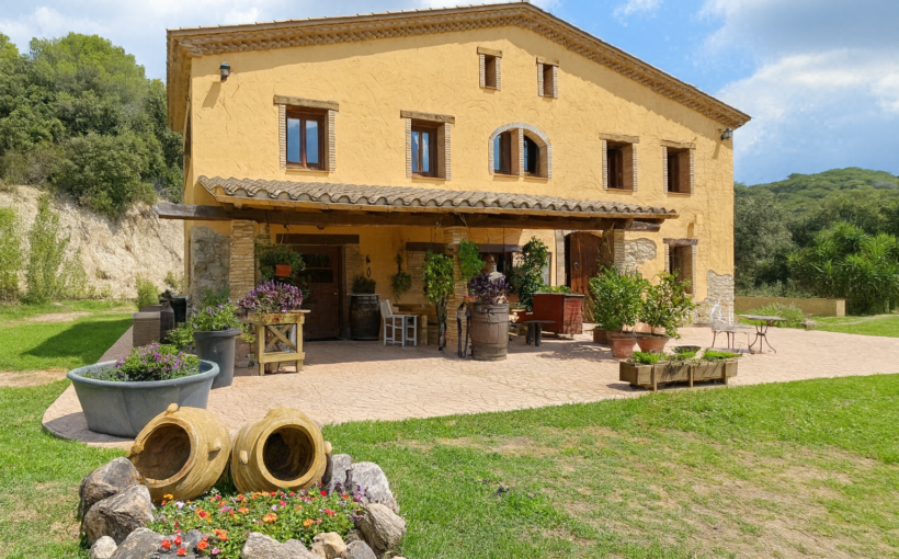 Masía restaurada en venta en Campins, Montseny, con 587 m² construidos, 150.000 m² de terreno llano, pozo propio, almacén, cuadras y vistas abiertas al bosque. Estilo rústico, materiales nobles y vida en calma.