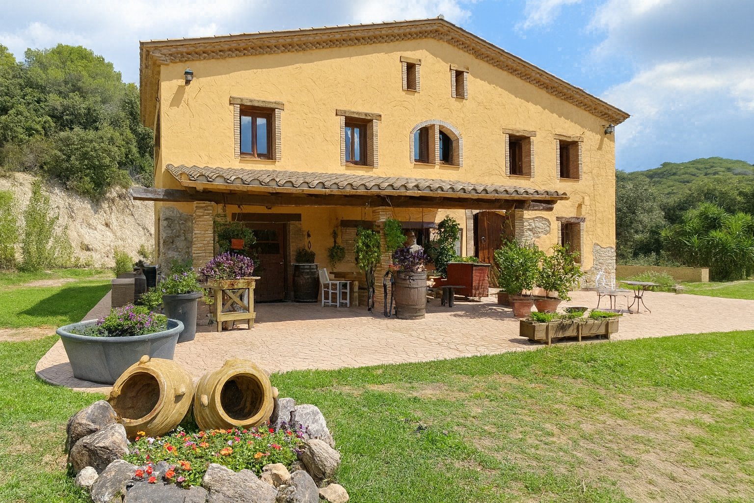 Masía restaurada en venta en Campins, Montseny, con 587 m² construidos, 150.000 m² de terreno llano, pozo propio, almacén, cuadras y vistas abiertas al bosque. Estilo rústico, materiales nobles y vida en calma.