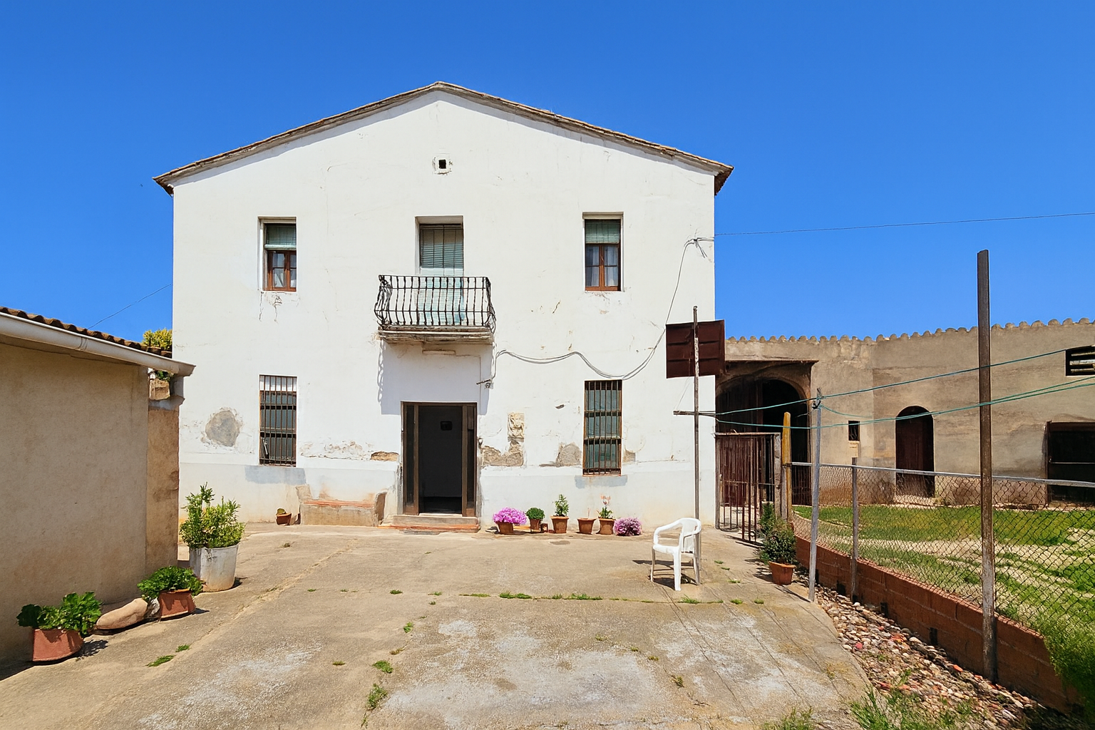 Finca con dos viviendas y terreno de 7.137 m² en Palau Solità i Plegamans, cerca de Barcelona