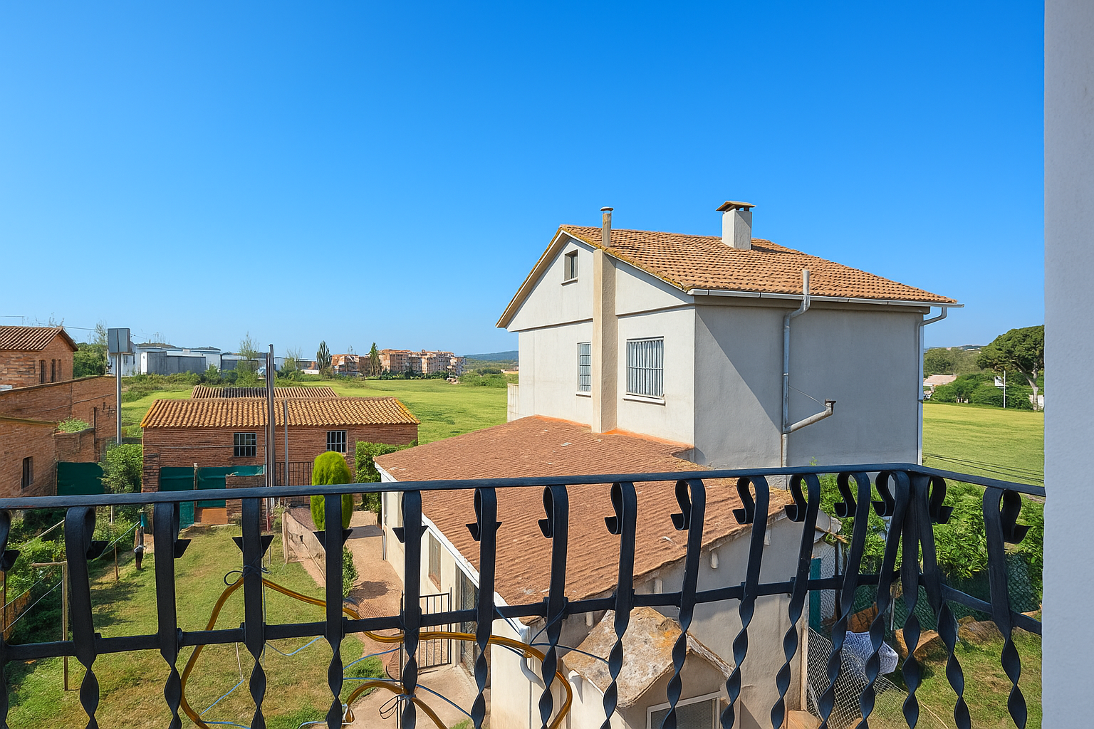 Finca con dos viviendas y terreno de 7.137 m² en Palau Solità i Plegamans, cerca de Barcelona