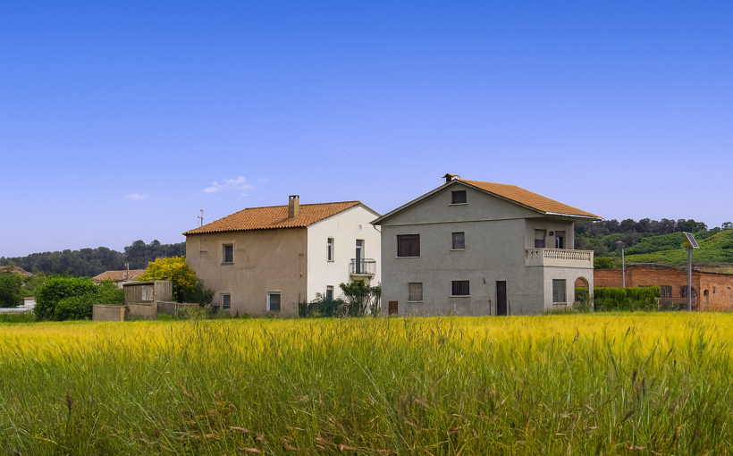 Finca con dos viviendas y terreno de 7.137 m² en Palau Solità i Plegamans, cerca de Barcelona