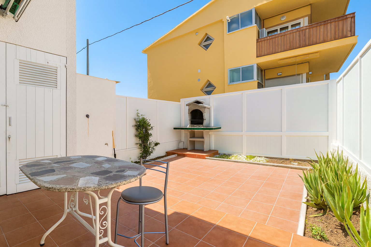 Casa adosada en Cunit con patio privado, chimenea y tres habitaciones, ubicada en conjunto residencial cerca de la playa y el casco antiguo – Mudita Barcelona.