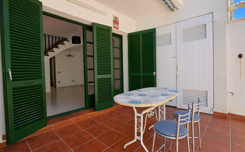 Casa adosada en Cunit con patio privado, chimenea y tres habitaciones, ubicada en conjunto residencial cerca de la playa y el casco antiguo – Mudita Barcelona.