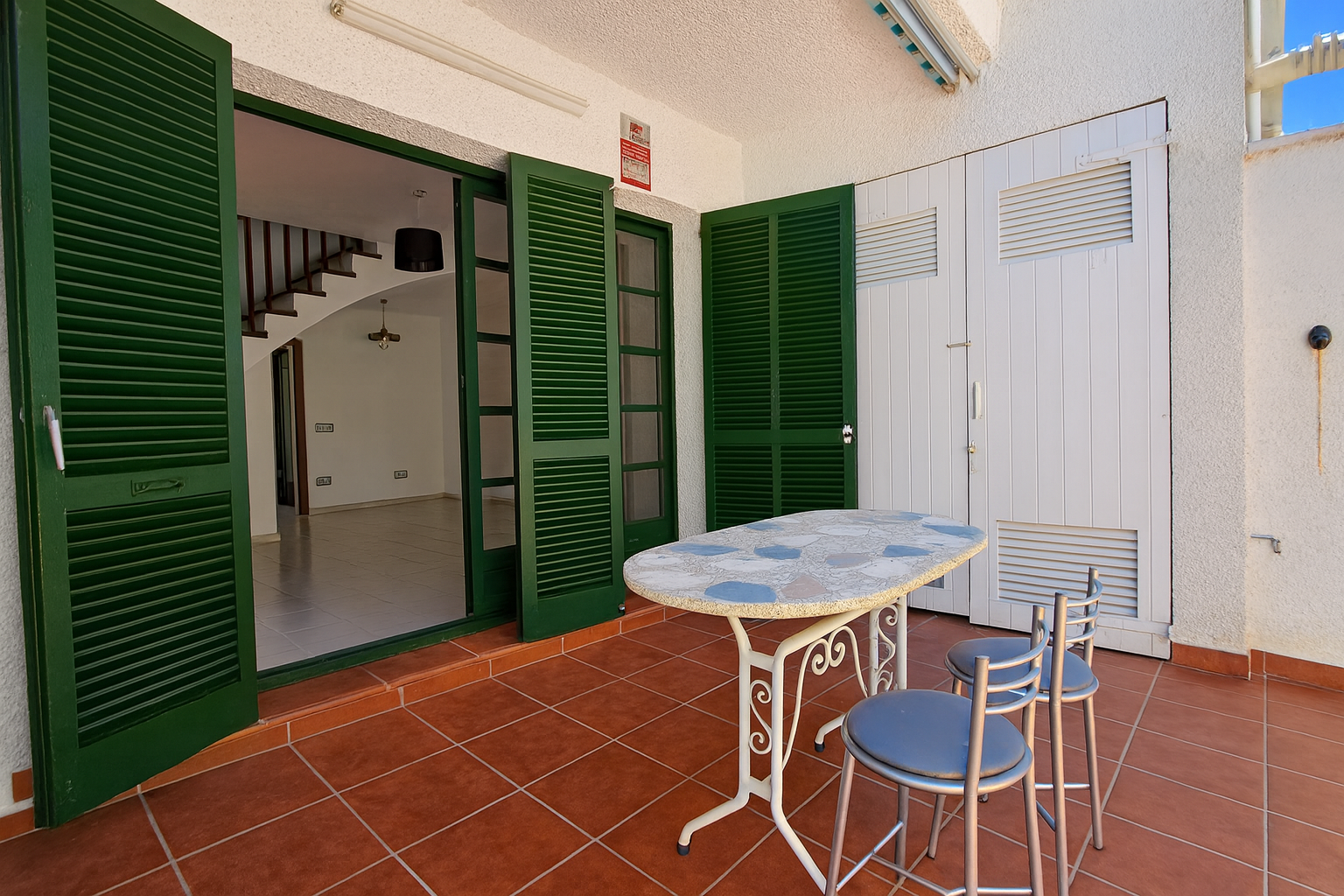 Casa adosada en Cunit con patio privado, chimenea y tres habitaciones, ubicada en conjunto residencial cerca de la playa y el casco antiguo – Mudita Barcelona.