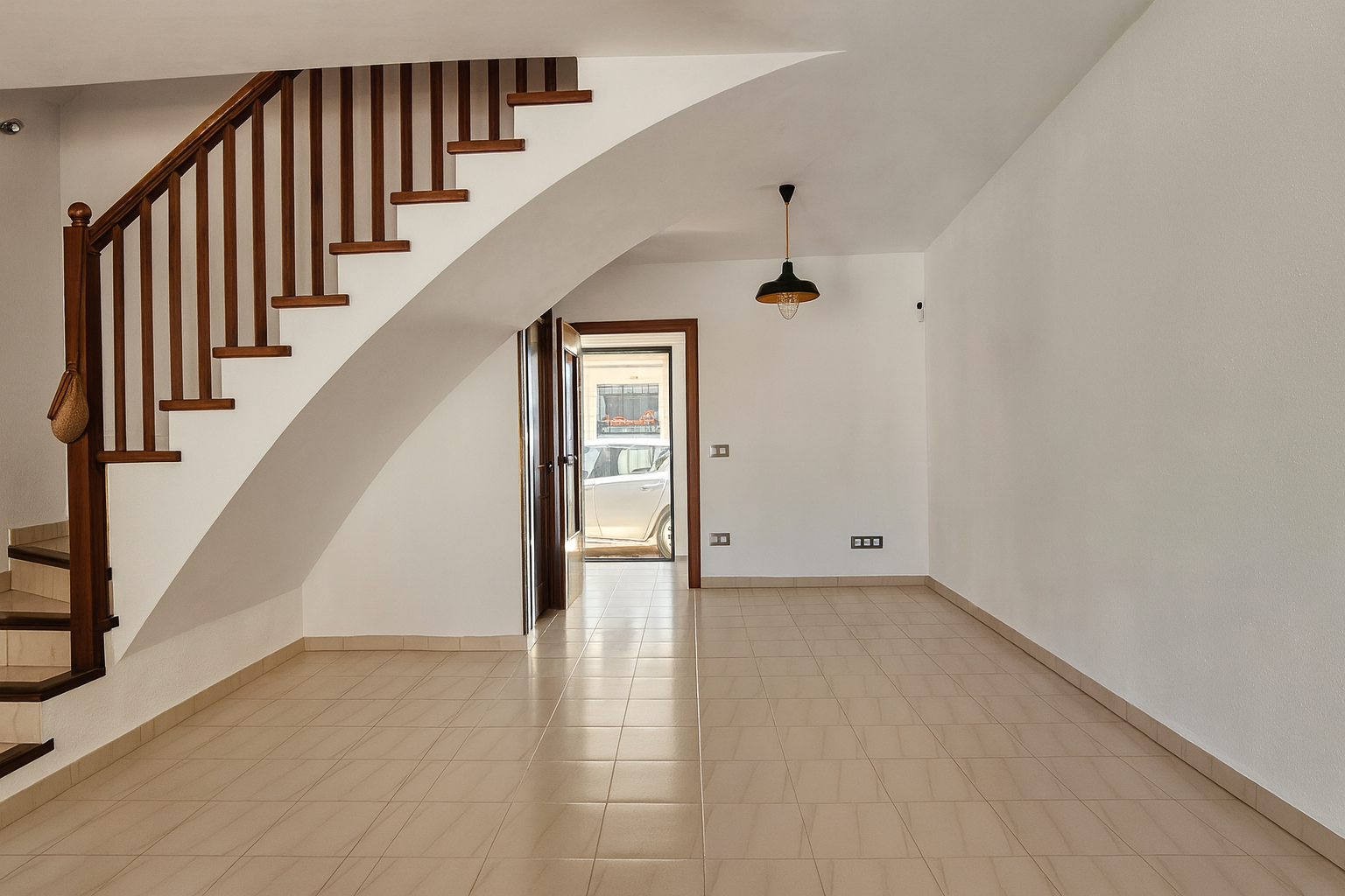 Casa adosada en Cunit con patio privado, chimenea y tres habitaciones, ubicada en conjunto residencial cerca de la playa y el casco antiguo – Mudita Barcelona.