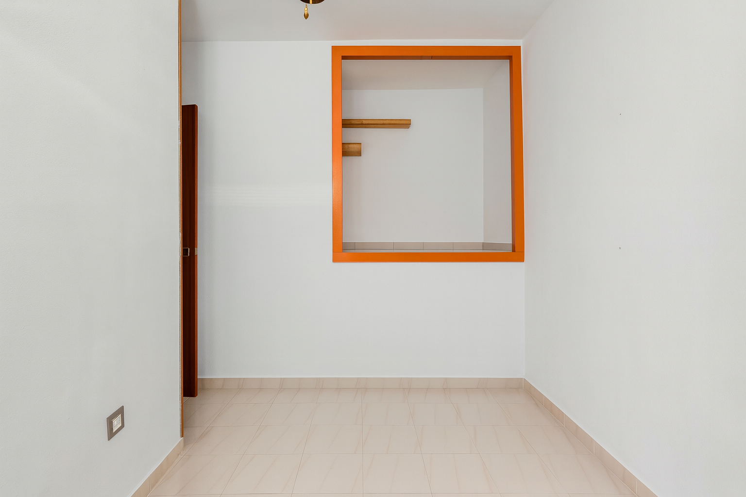 Casa adosada en Cunit con patio privado, chimenea y tres habitaciones, ubicada en conjunto residencial cerca de la playa y el casco antiguo – Mudita Barcelona.