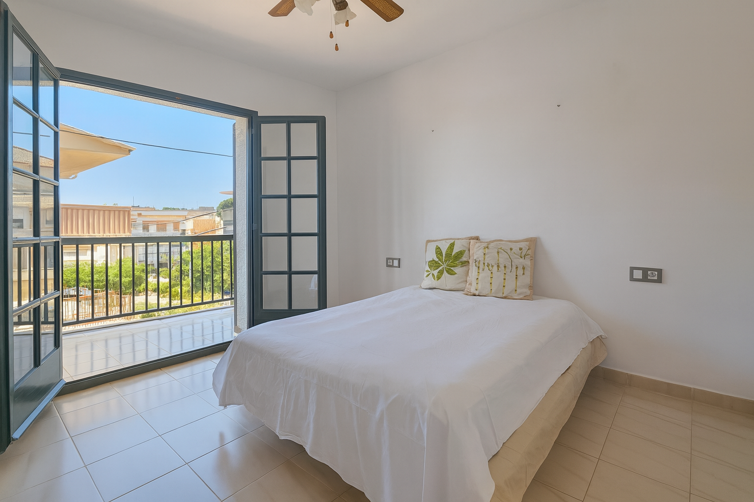 Casa adosada en Cunit con patio privado, chimenea y tres habitaciones, ubicada en conjunto residencial cerca de la playa y el casco antiguo – Mudita Barcelona.