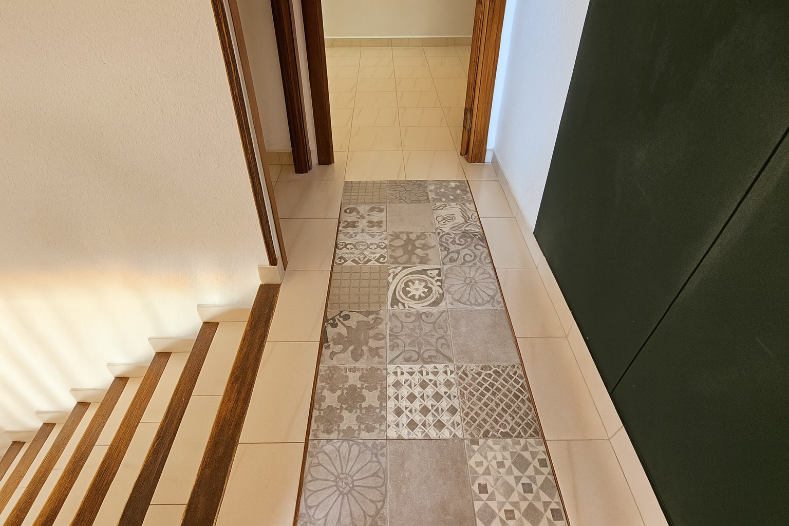 Casa adosada en Cunit con patio privado, chimenea y tres habitaciones, ubicada en conjunto residencial cerca de la playa y el casco antiguo – Mudita Barcelona.