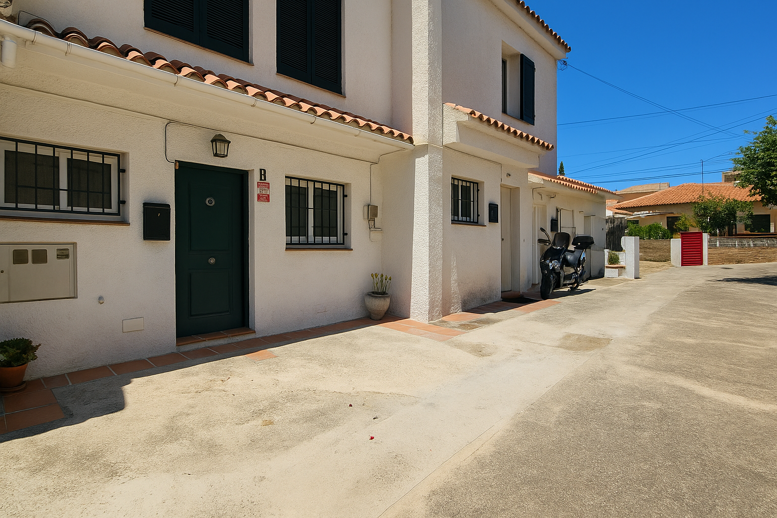Casa adosada en Cunit con patio privado, chimenea y tres habitaciones, ubicada en conjunto residencial cerca de la playa y el casco antiguo – Mudita Barcelona.