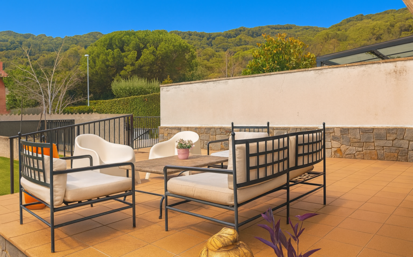 Casa con jardín en venta en Argentona, vivienda unifamiliar de tres plantas con 320 m² construidos, cinco habitaciones, garaje amplio y dos zonas ajardinadas, ubicada en zona residencial tranquila a 10 minutos del centro histórico. Inmobiliaria boutique con alma – Mudita Barcelona.