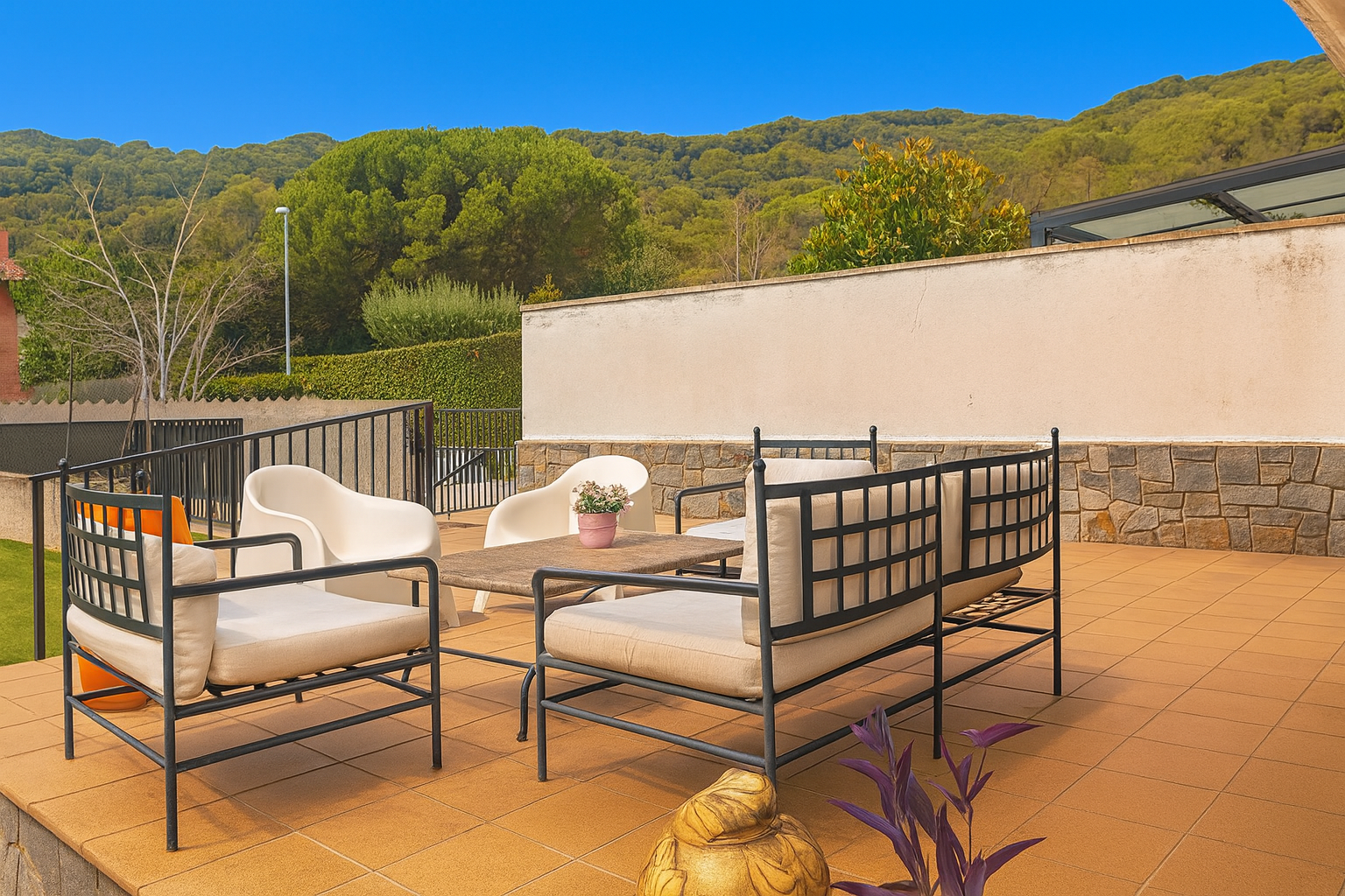Casa con jardín en venta en Argentona, vivienda unifamiliar de tres plantas con 320 m² construidos, cinco habitaciones, garaje amplio y dos zonas ajardinadas, ubicada en zona residencial tranquila a 10 minutos del centro histórico. Inmobiliaria boutique con alma – Mudita Barcelona.