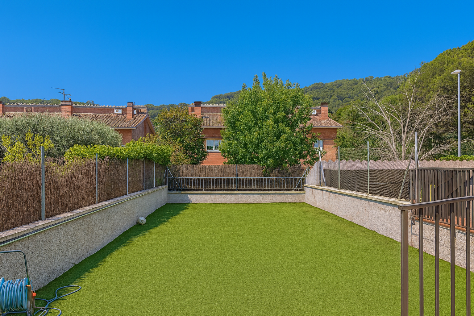 Casa con jardín en venta en Argentona, vivienda unifamiliar de tres plantas con 320 m² construidos, cinco habitaciones, garaje amplio y dos zonas ajardinadas, ubicada en zona residencial tranquila a 10 minutos del centro histórico. Inmobiliaria boutique con alma – Mudita Barcelona.