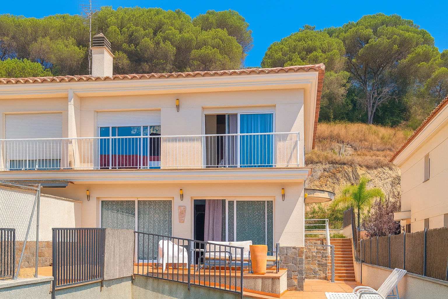 Casa con jardín en venta en Argentona, vivienda unifamiliar de tres plantas con 320 m² construidos, cinco habitaciones, garaje amplio y dos zonas ajardinadas, ubicada en zona residencial tranquila a 10 minutos del centro histórico. Inmobiliaria boutique con alma – Mudita Barcelona.