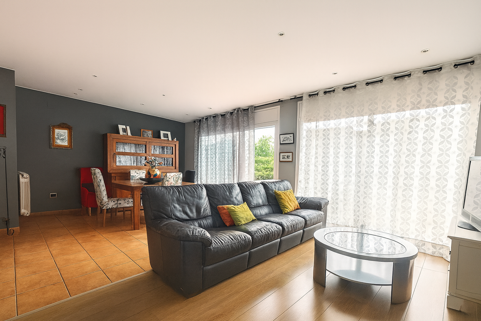 Casa con jardín en venta en Argentona, vivienda unifamiliar de tres plantas con 320 m² construidos, cinco habitaciones, garaje amplio y dos zonas ajardinadas, ubicada en zona residencial tranquila a 10 minutos del centro histórico. Inmobiliaria boutique con alma – Mudita Barcelona.