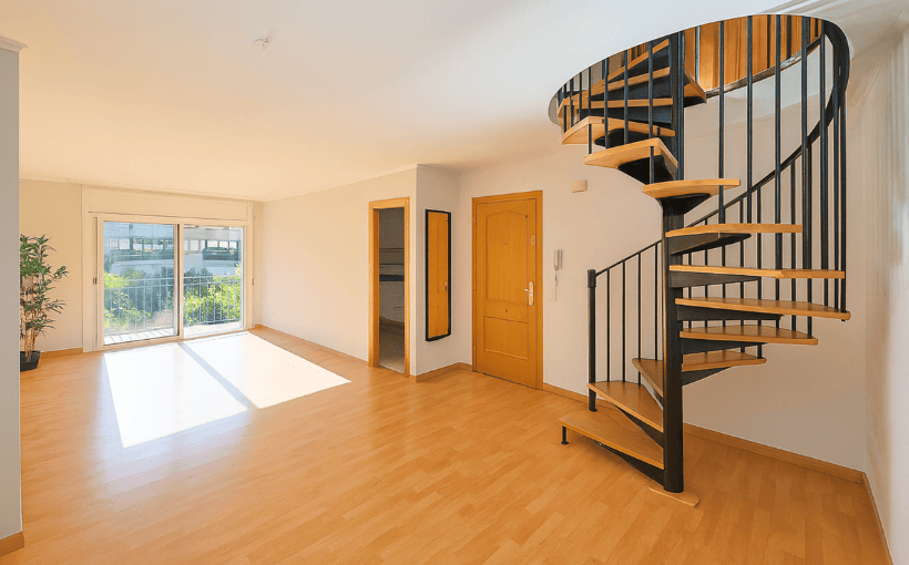 Dúplex con terraza privada y suite en La Girada, Vilafranca del Penedès. Vivienda de 92 m² con 2 habitaciones, balcón, hidromasaje, ascensor y luz natural