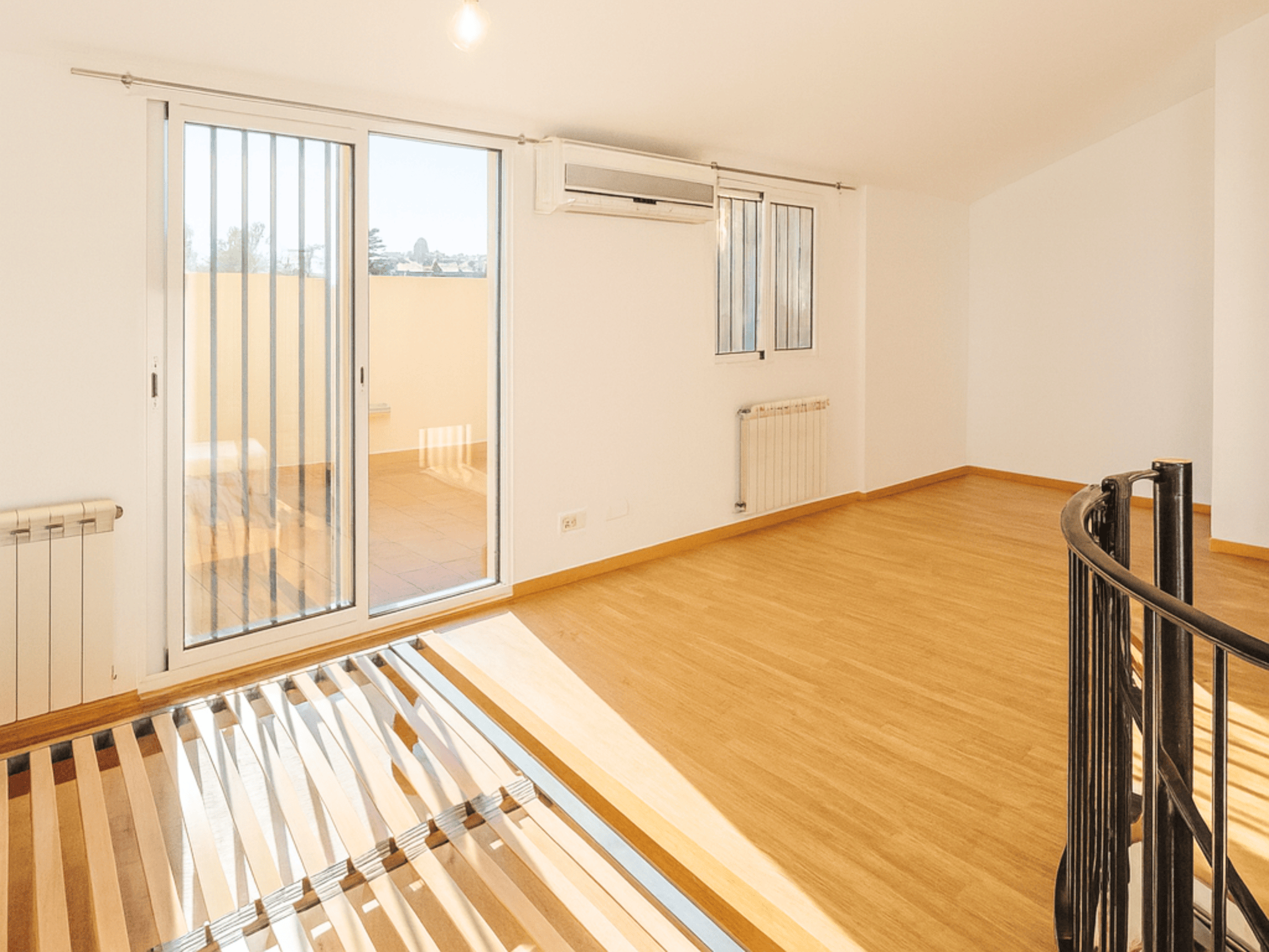 Dúplex con terraza privada y suite en La Girada, Vilafranca del Penedès. Vivienda de 92 m² con 2 habitaciones, balcón, hidromasaje, ascensor y luz natural