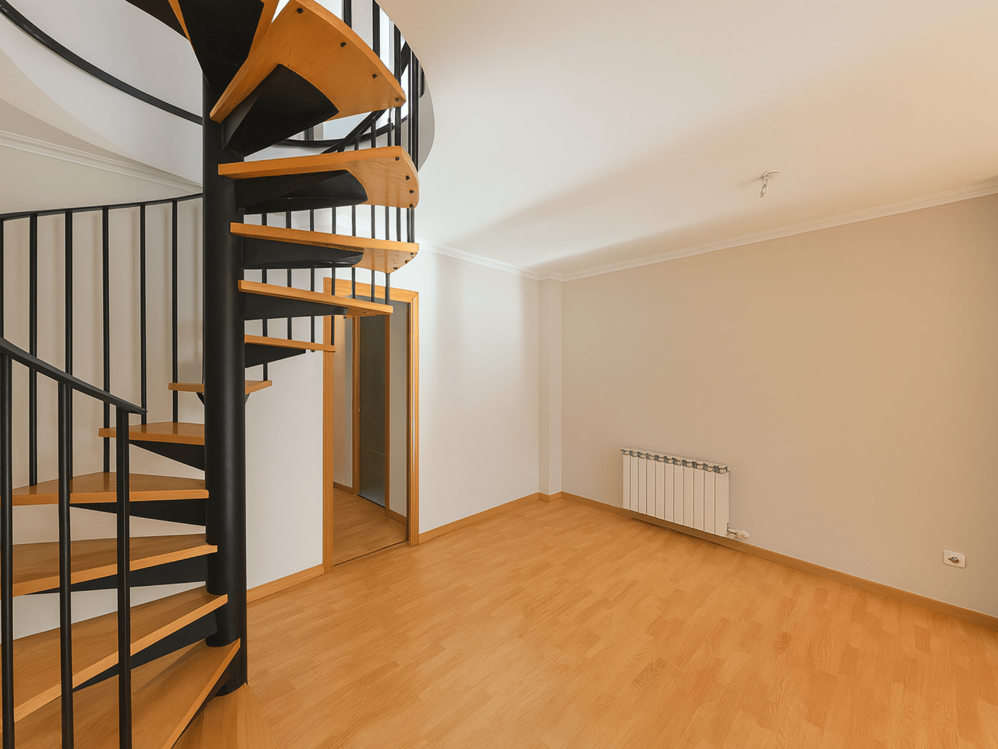 Dúplex con terraza privada y suite en La Girada, Vilafranca del Penedès. Vivienda de 92 m² con 2 habitaciones, balcón, hidromasaje, ascensor y luz natural
