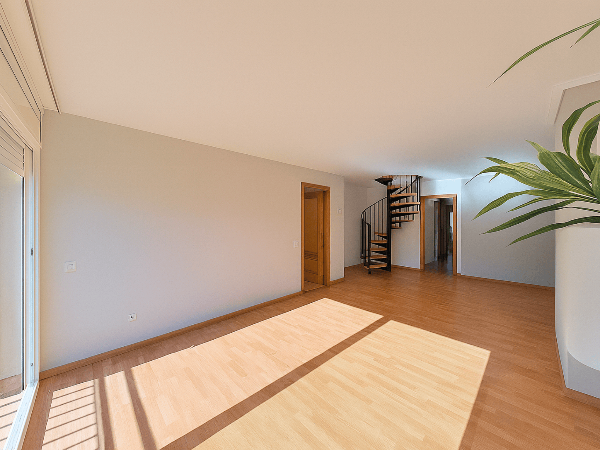 Dúplex con terraza privada y suite en La Girada, Vilafranca del Penedès. Vivienda de 92 m² con 2 habitaciones, balcón, hidromasaje, ascensor y luz natural