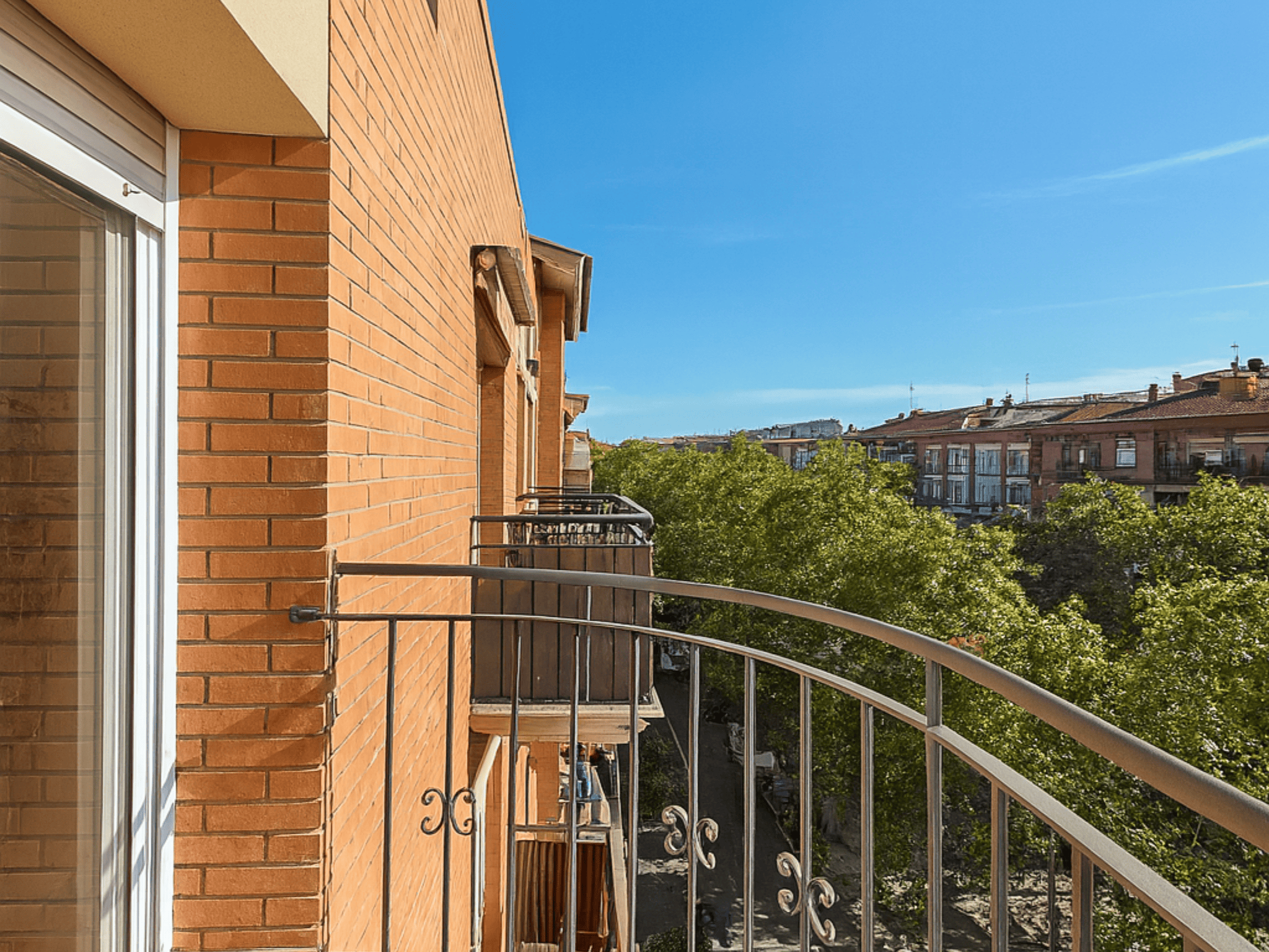 Dúplex con terraza privada y suite en La Girada, Vilafranca del Penedès. Vivienda de 92 m² con 2 habitaciones, balcón, hidromasaje, ascensor y luz natural