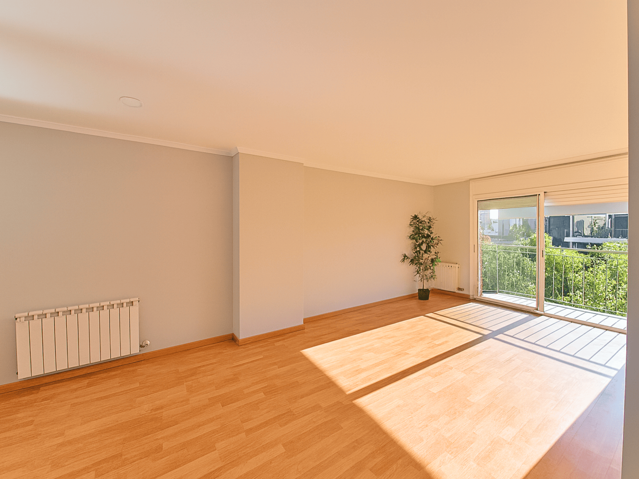 Dúplex con terraza privada y suite en La Girada, Vilafranca del Penedès. Vivienda de 92 m² con 2 habitaciones, balcón, hidromasaje, ascensor y luz natural