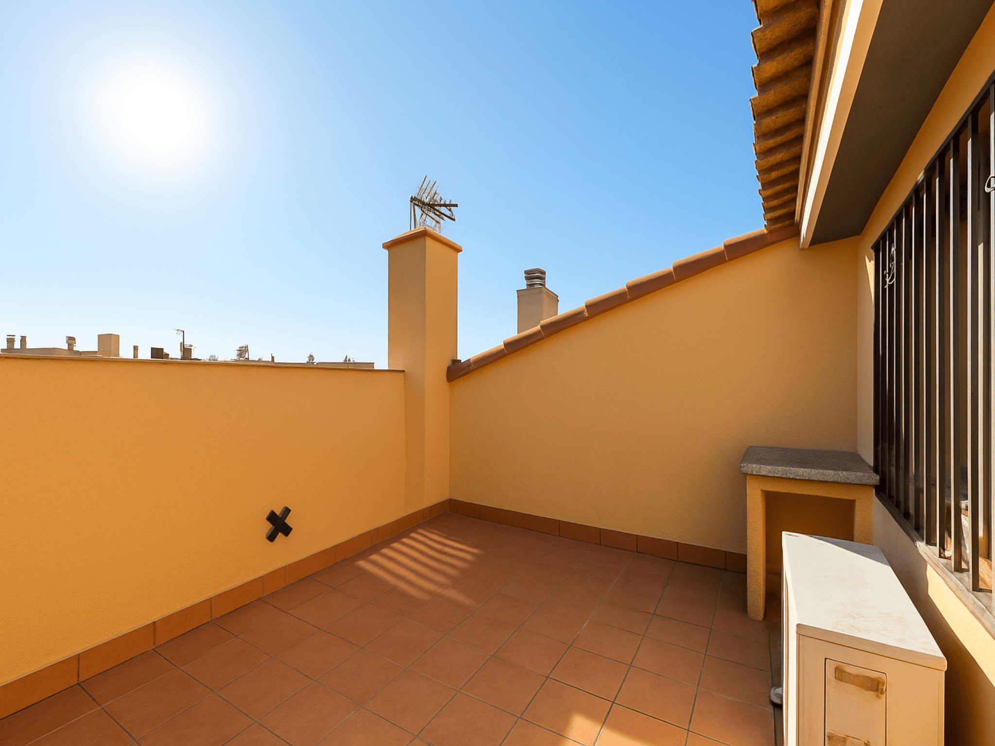 Dúplex con terraza privada y suite en La Girada, Vilafranca del Penedès. Vivienda de 92 m² con 2 habitaciones, balcón, hidromasaje, ascensor y luz natural