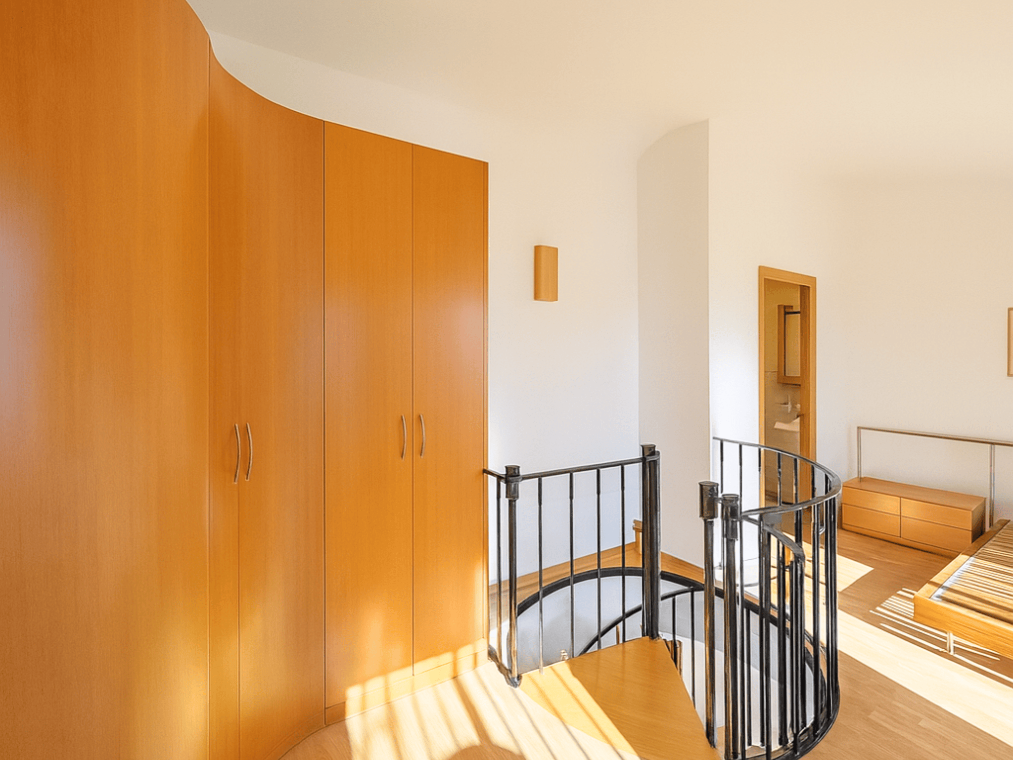 Dúplex con terraza privada y suite en La Girada, Vilafranca del Penedès. Vivienda de 92 m² con 2 habitaciones, balcón, hidromasaje, ascensor y luz natural