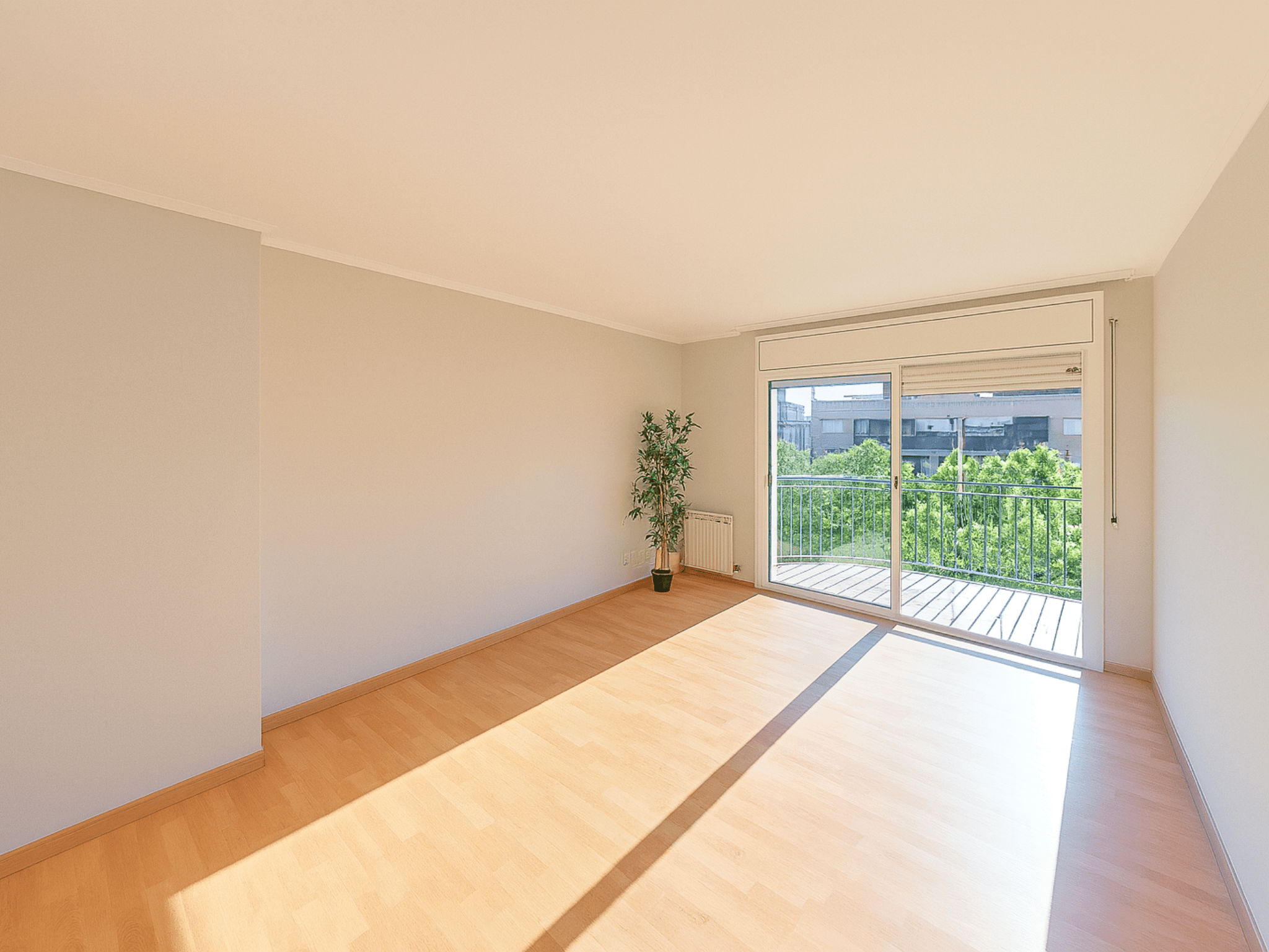 Dúplex con terraza privada y suite en La Girada, Vilafranca del Penedès. Vivienda de 92 m² con 2 habitaciones, balcón, hidromasaje, ascensor y luz natural
