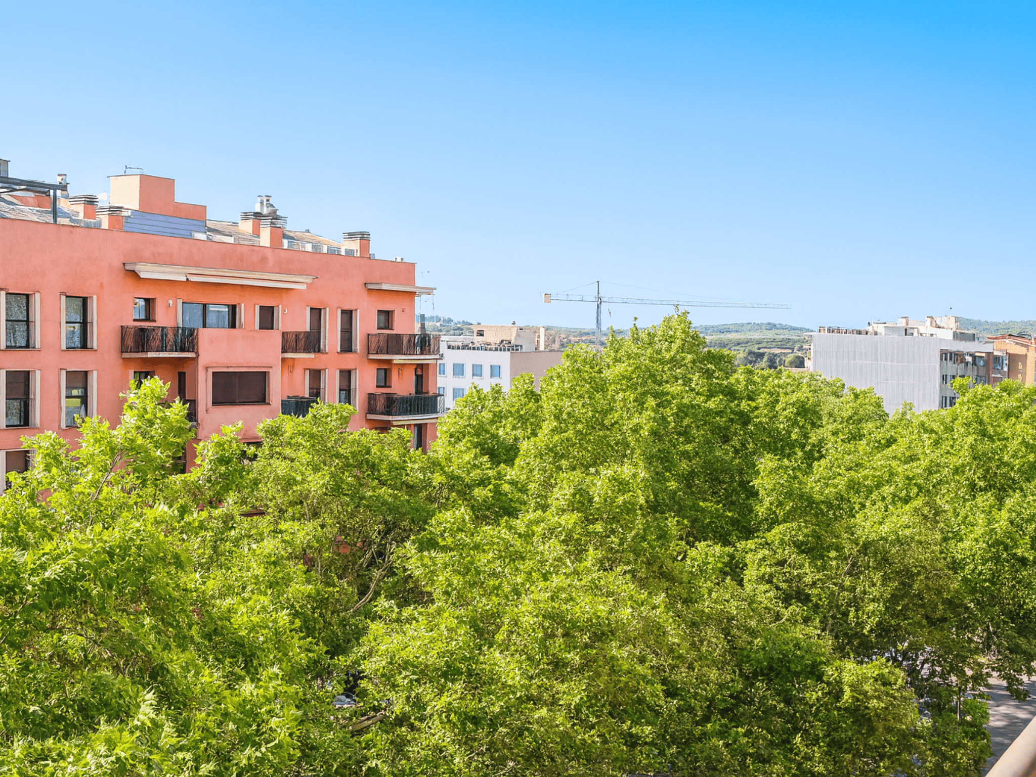 Dúplex con terraza privada y suite en La Girada, Vilafranca del Penedès. Vivienda de 92 m² con 2 habitaciones, balcón, hidromasaje, ascensor y luz natural
