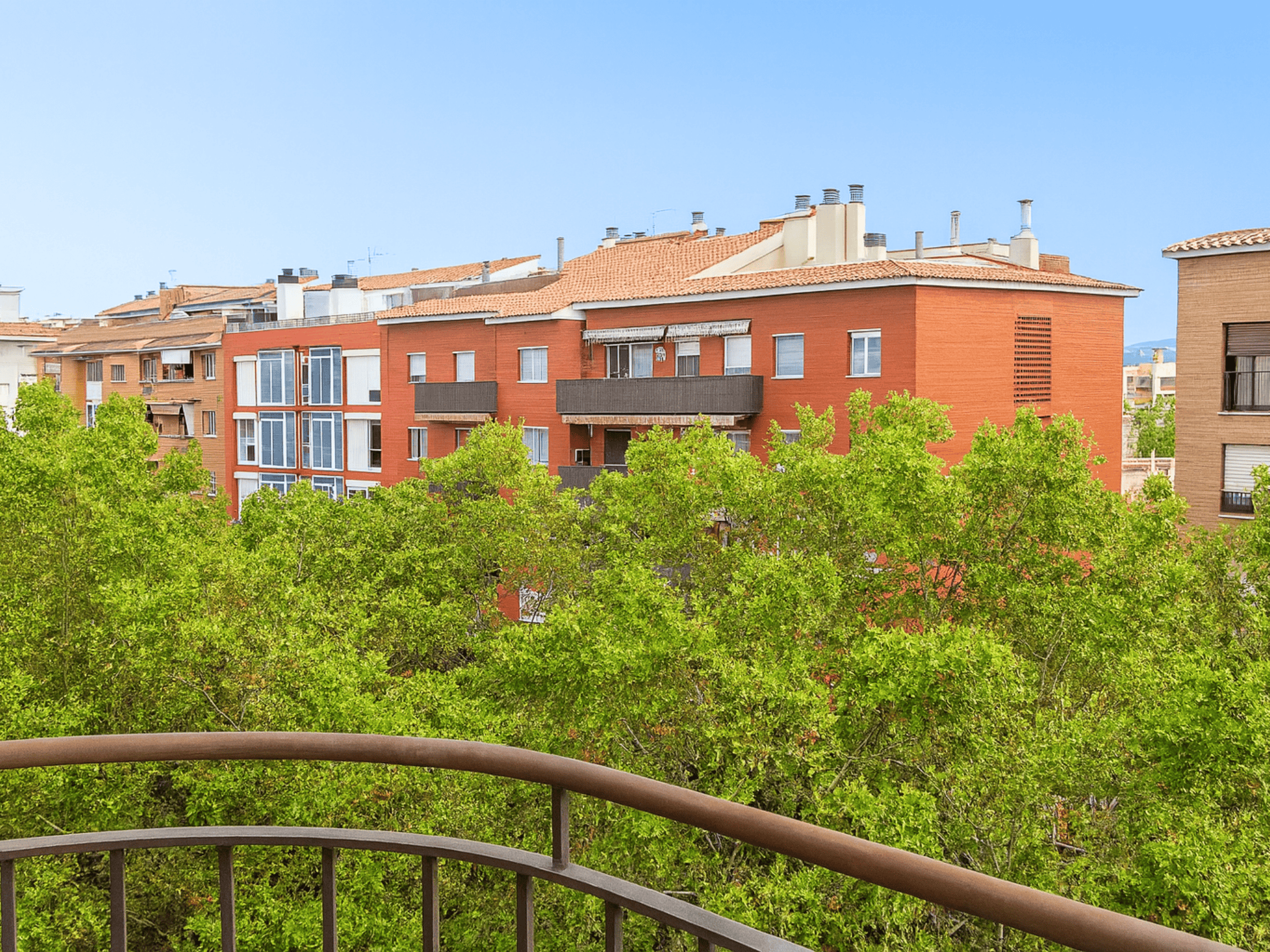 Dúplex con terraza privada y suite en La Girada, Vilafranca del Penedès. Vivienda de 92 m² con 2 habitaciones, balcón, hidromasaje, ascensor y luz natural