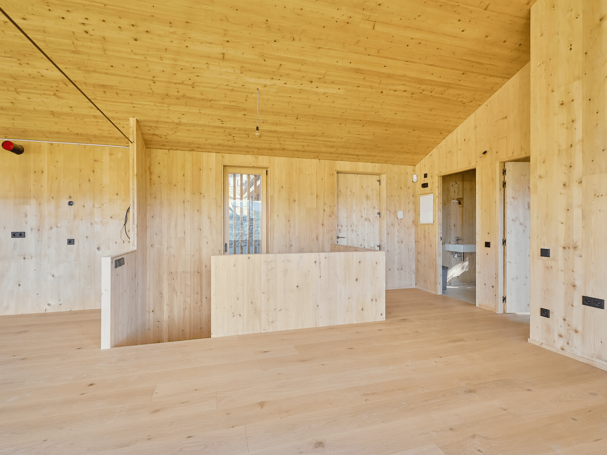 Casa sostenible de madera en Cortàs, La Cerdanya, con vistas al valle, grandes ventanales, orientación sur y diseño pasivo eficiente energéticamente.
