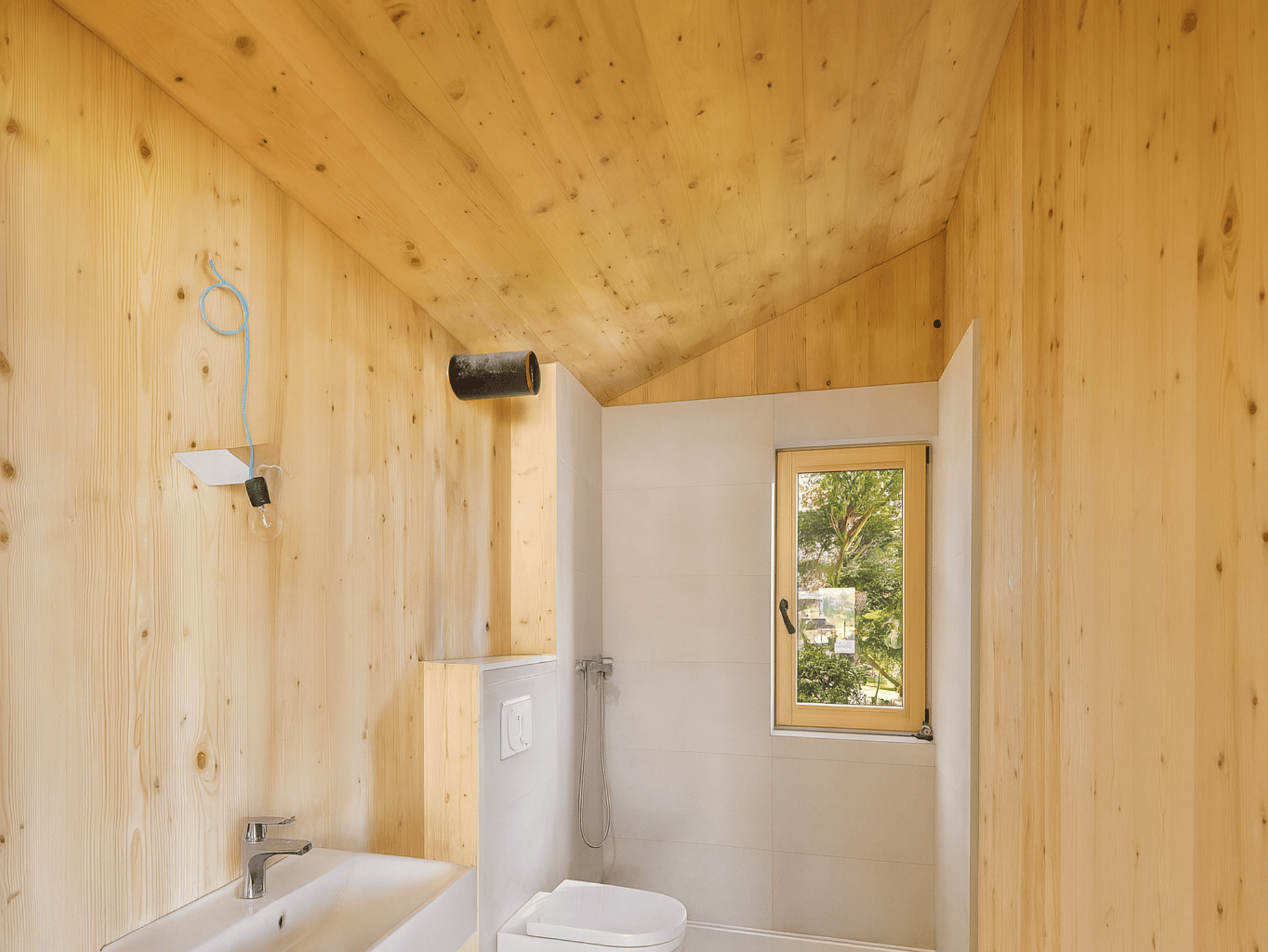 Casa sostenible de madera en Cortàs, La Cerdanya, con vistas al valle, grandes ventanales, orientación sur y diseño pasivo eficiente energéticamente.