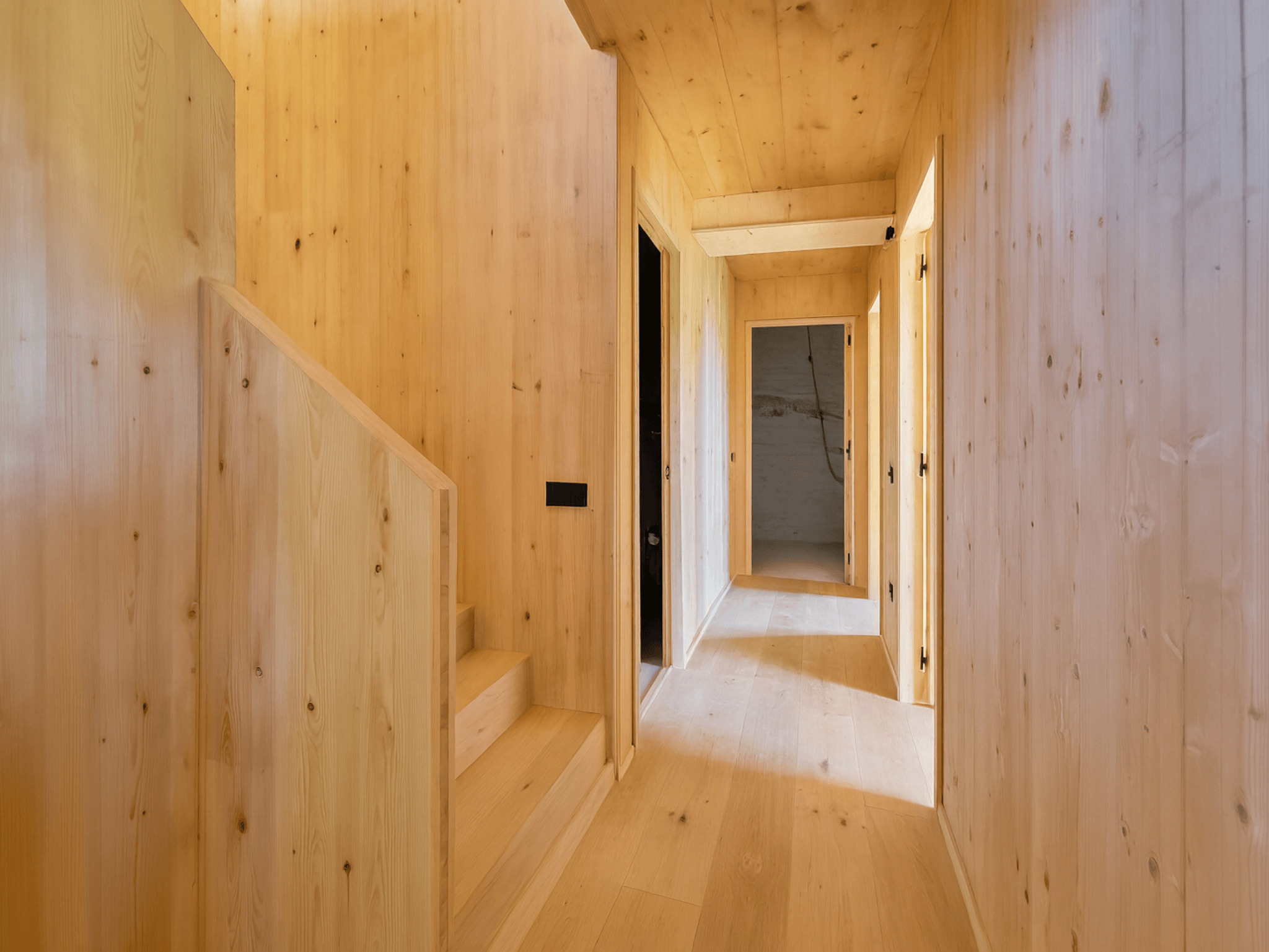Casa sostenible de madera en Cortàs, La Cerdanya, con vistas al valle, grandes ventanales, orientación sur y diseño pasivo eficiente energéticamente.