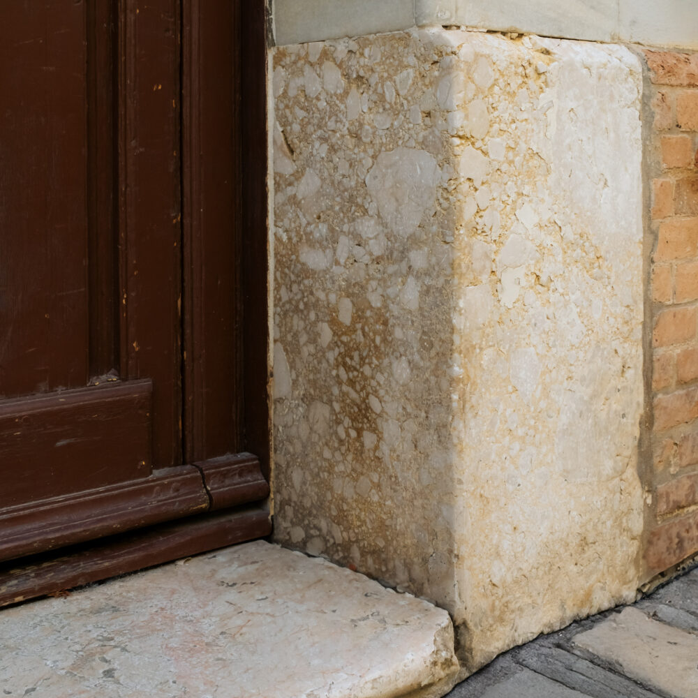Detalles arquitectónicos con historia y esencia mediterránea, seleccionados por Mudita Barcelona, inmobiliaria boutique especializada en casas con alma y propiedades singulares en Catalunya.