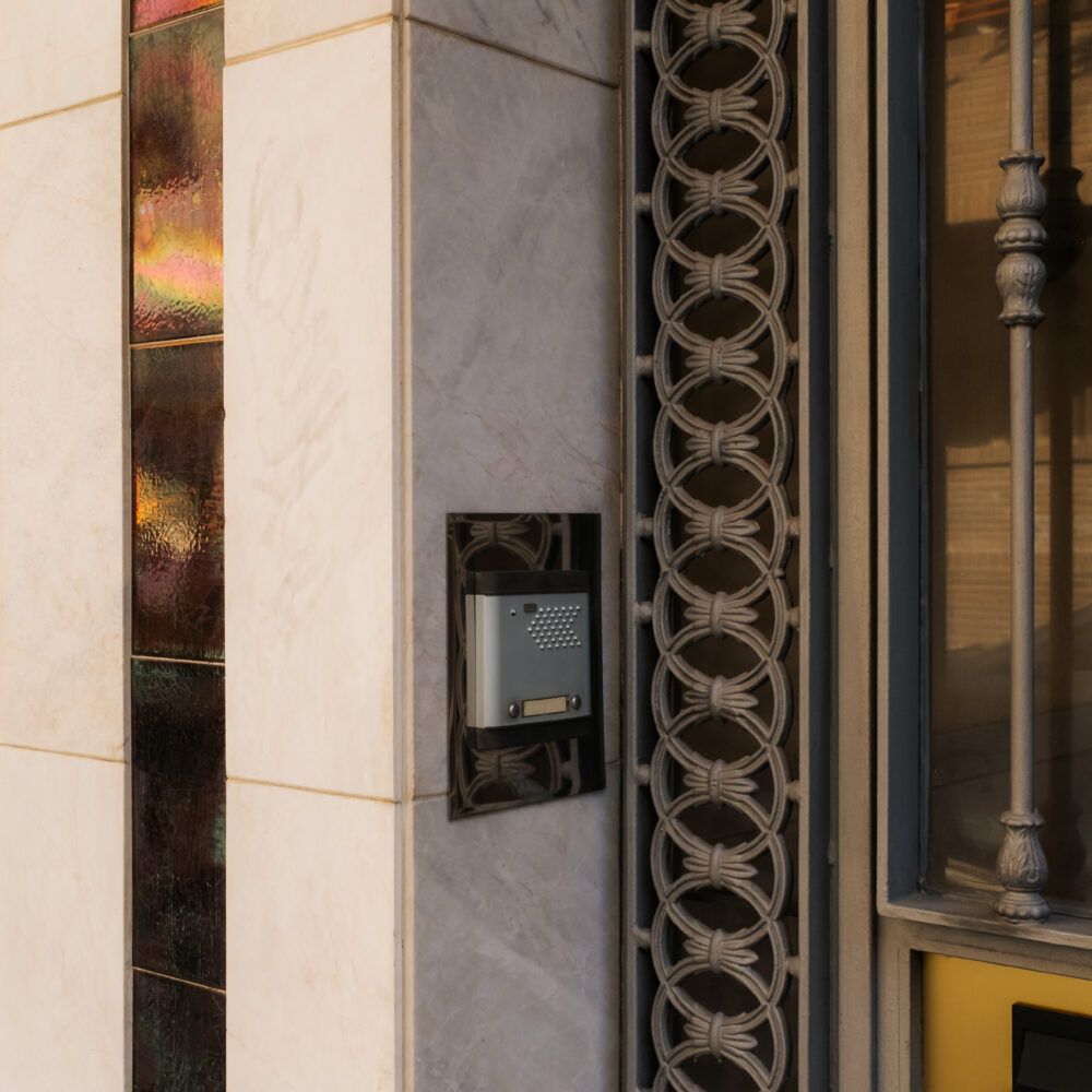 Detalles arquitectónicos con historia y esencia mediterránea, seleccionados por Mudita Barcelona, inmobiliaria boutique especializada en casas con alma y propiedades singulares en Catalunya.