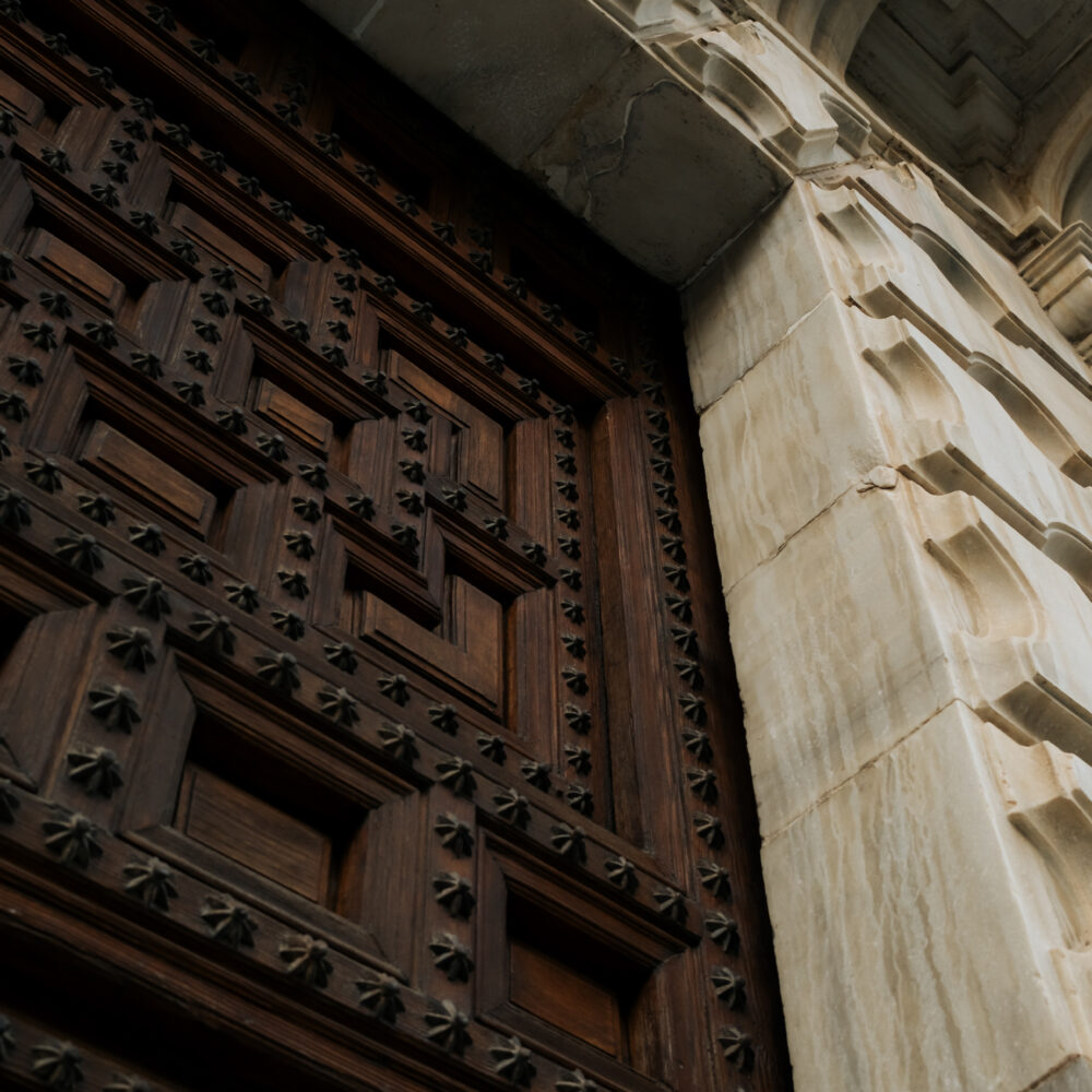 Detalles arquitectónicos con historia y esencia mediterránea, seleccionados por Mudita Barcelona, inmobiliaria boutique especializada en casas con alma y propiedades singulares en Catalunya.