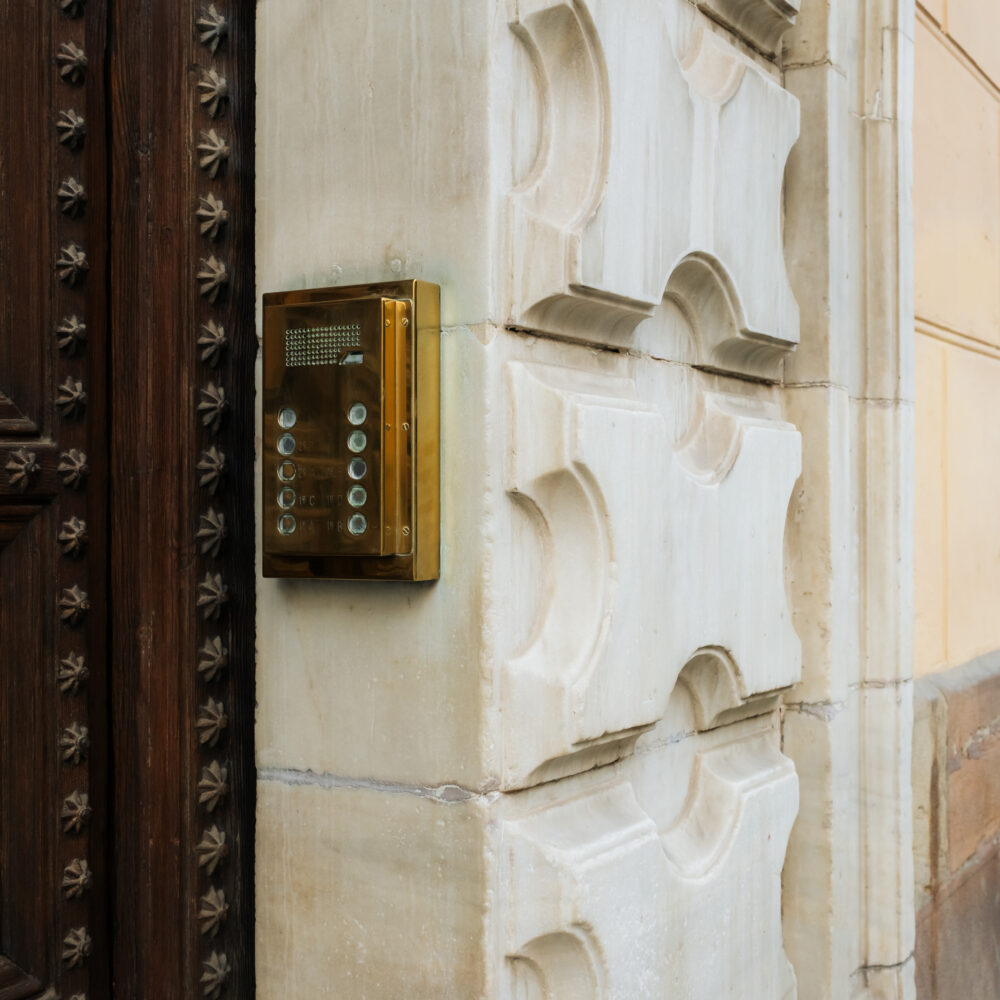 Detalles arquitectónicos con historia y esencia mediterránea, seleccionados por Mudita Barcelona, inmobiliaria boutique especializada en casas con alma y propiedades singulares en Catalunya.