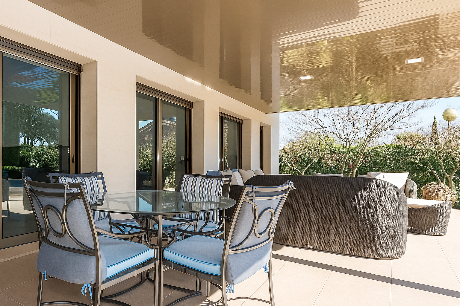 Casa contemporánea con piscina y jardín en Cardedeu – Inmobiliaria boutique Mudita Barcelona.