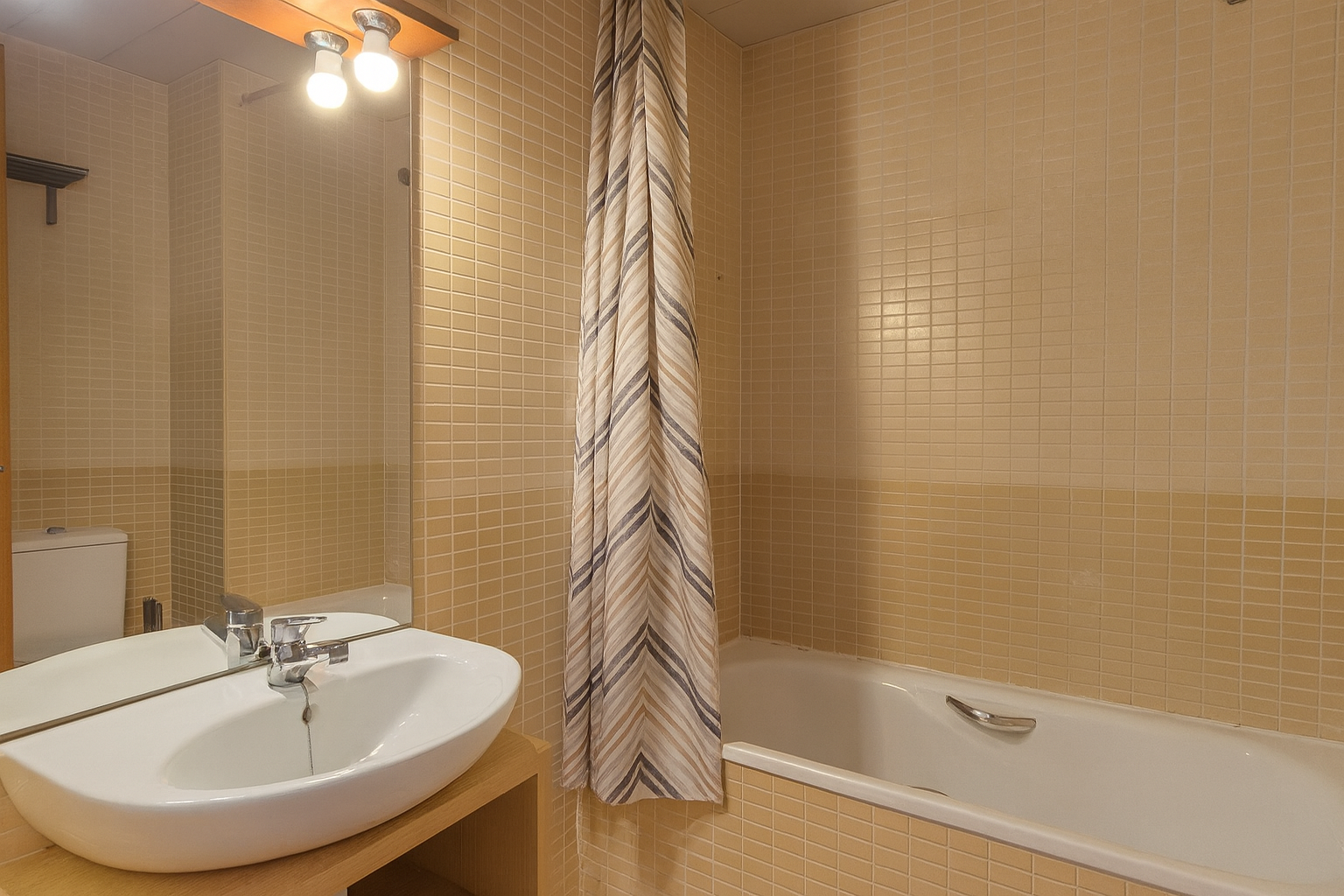 Apartamento con terraza y luz natural en el Eixample de Mataró | Mudità Barcelona – Inmobiliaria boutique especializada en propiedades con alma y nuevo lujo inmobiliario