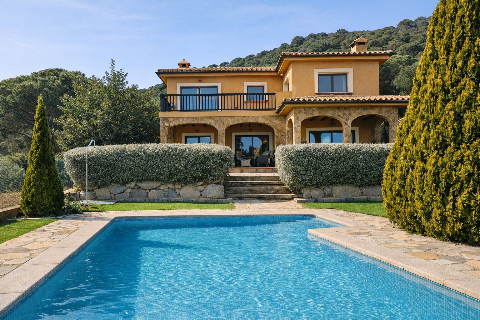 Casa con vistas al mar en Argentona con piedra natural y jardín mediterráneo