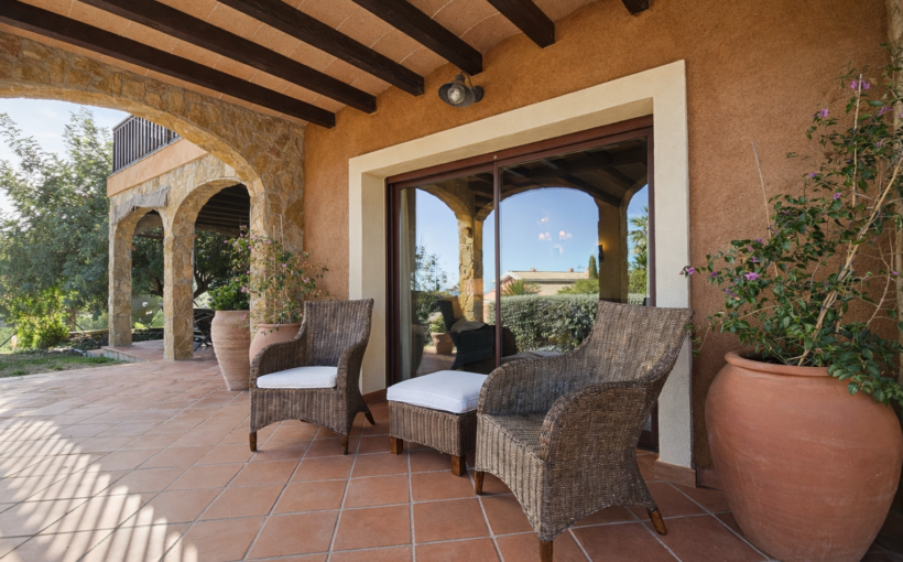 Casa con vistas al mar en Argentona con piedra natural y jardín mediterráneo