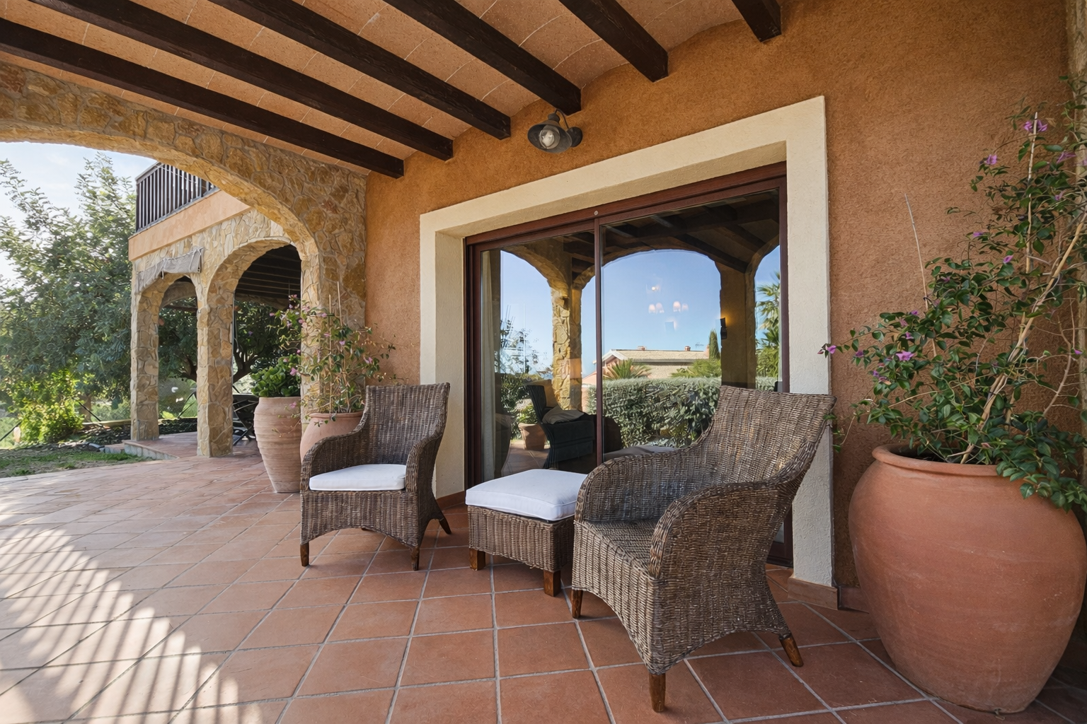 Casa con vistas al mar en Argentona con piedra natural y jardín mediterráneo