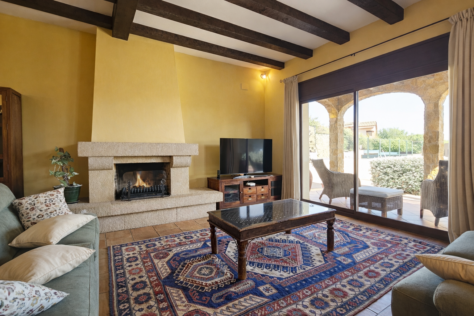 Casa con vistas al mar en Argentona con piedra natural y jardín mediterráneo