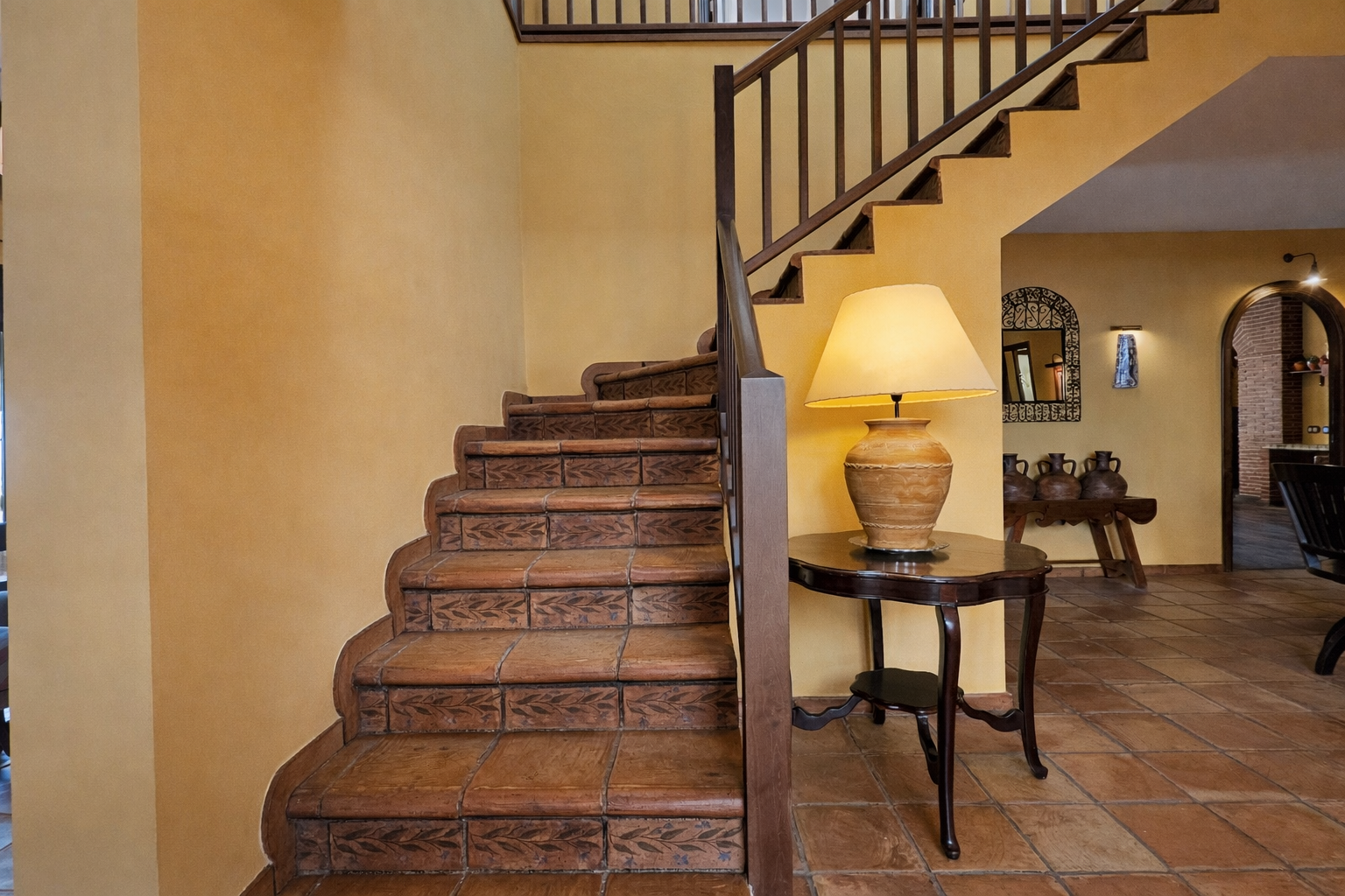 Casa con vistas al mar en Argentona con piedra natural y jardín mediterráneo