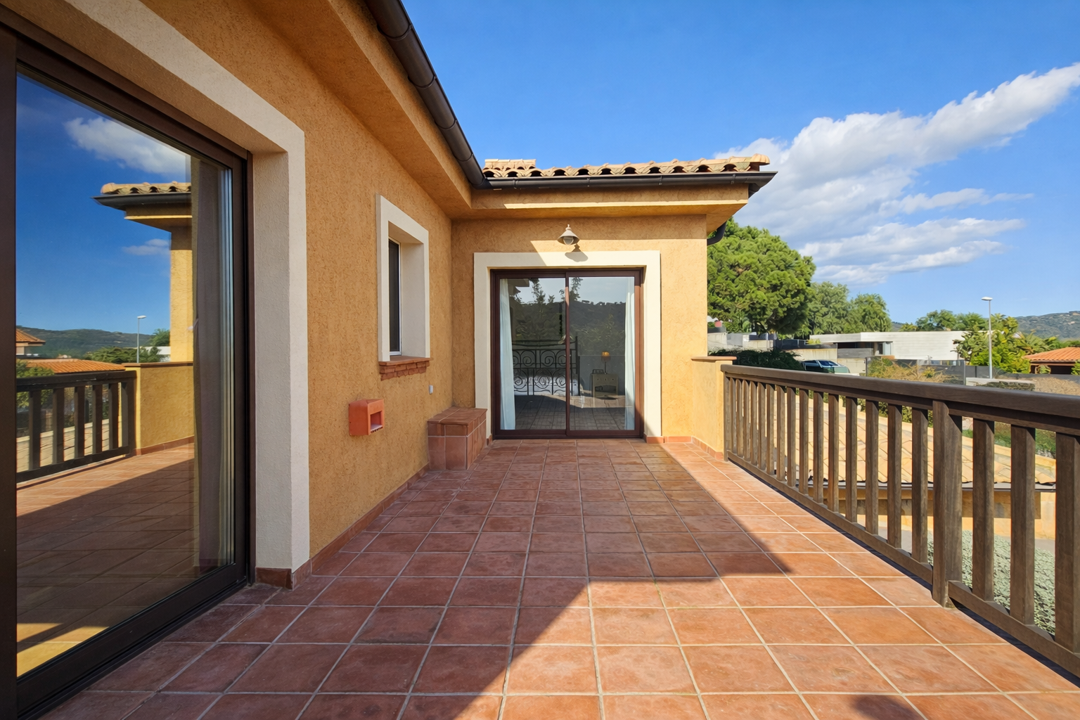 Casa con vistas al mar en Argentona con piedra natural y jardín mediterráneo