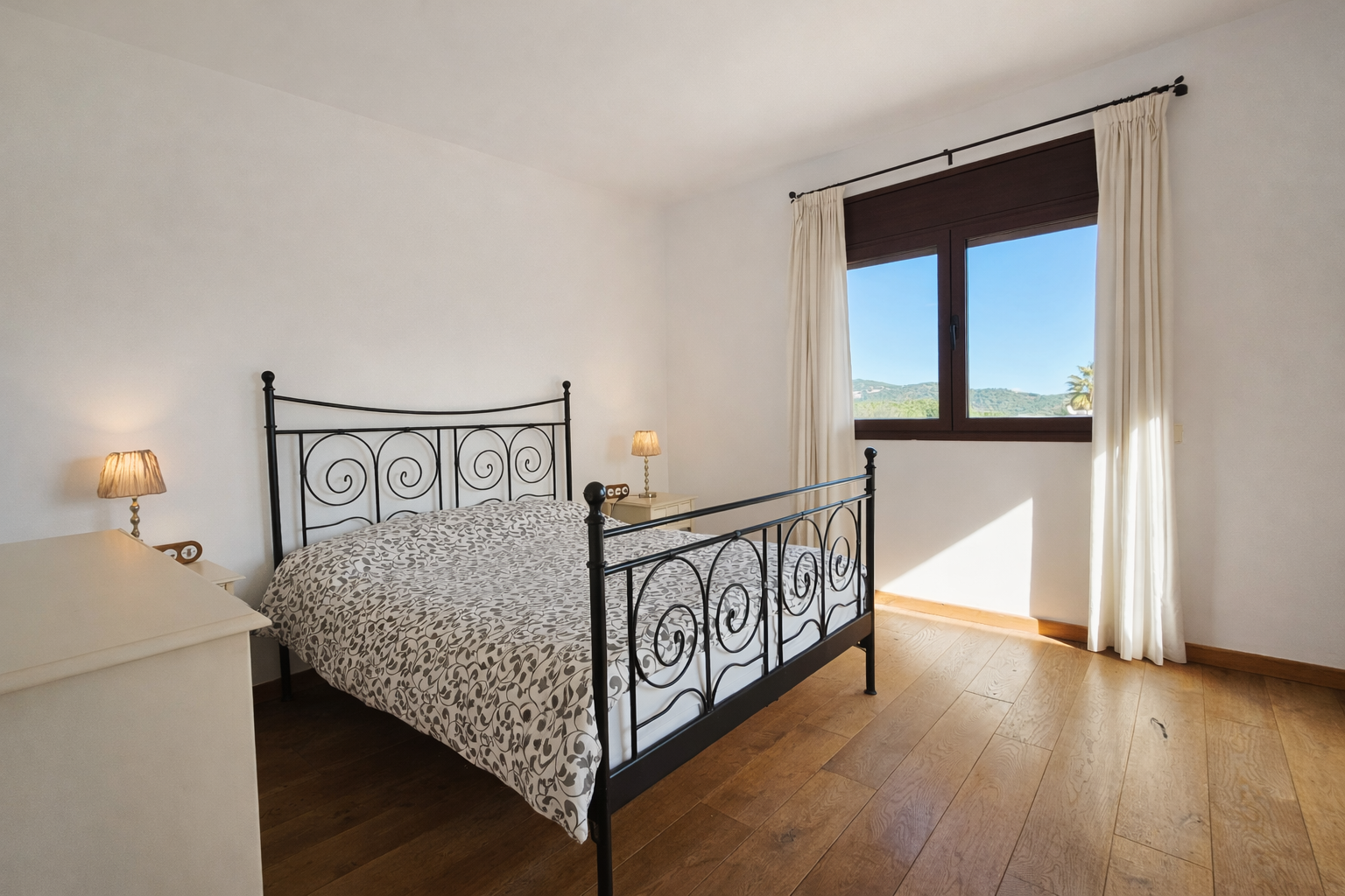 Casa con vistas al mar en Argentona con piedra natural y jardín mediterráneo