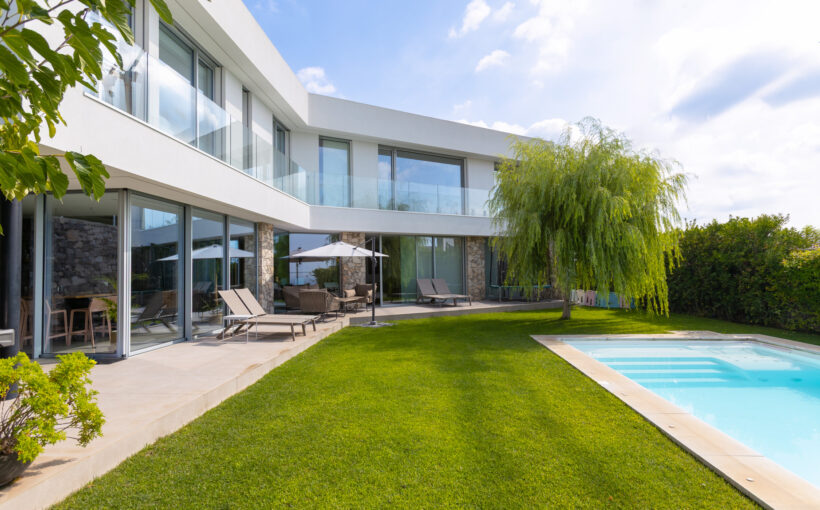 villa contemporánea de lujo con piscina iluminada en el Maresme de Barcelona
