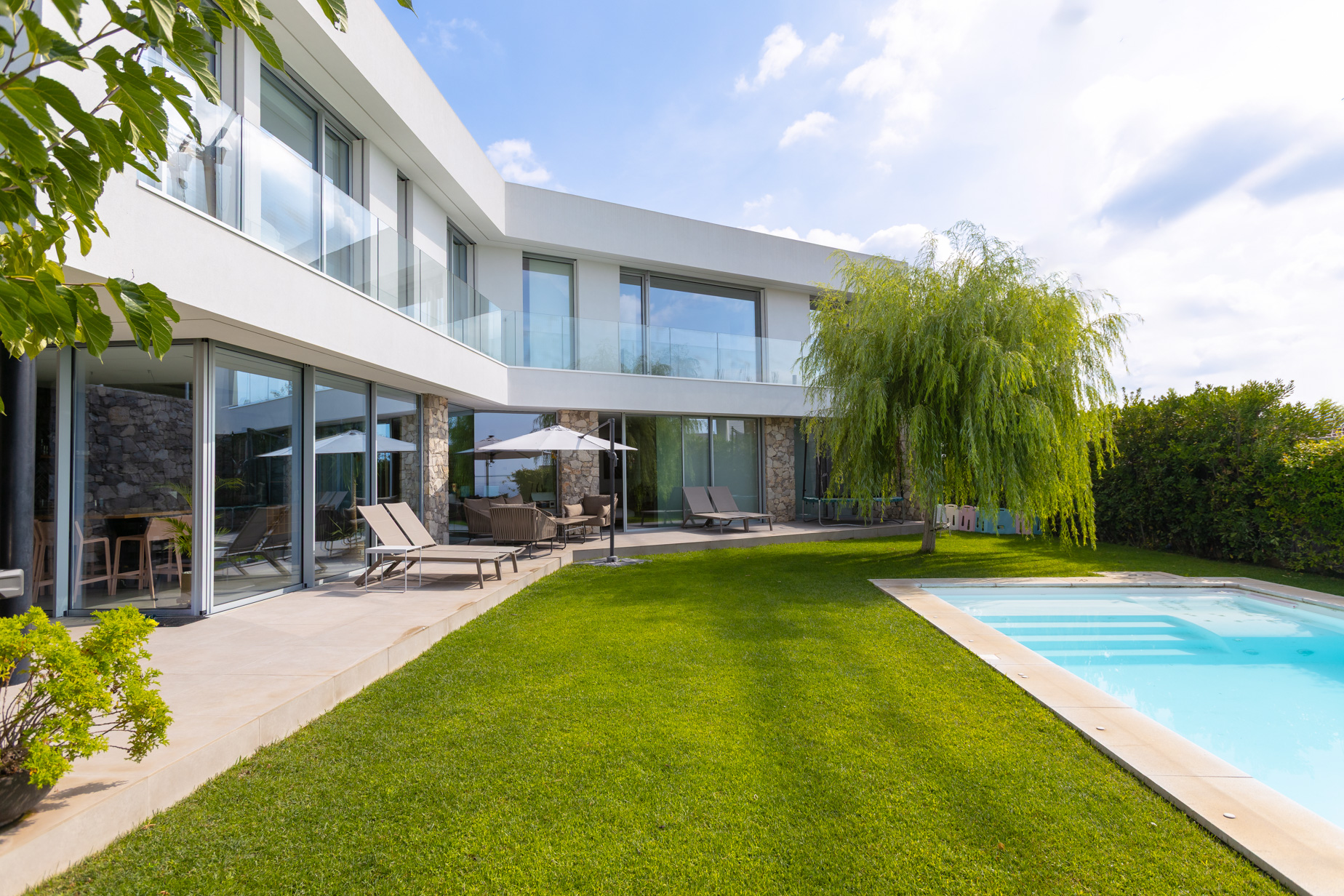 villa contemporánea de lujo con piscina iluminada en el Maresme de Barcelona
