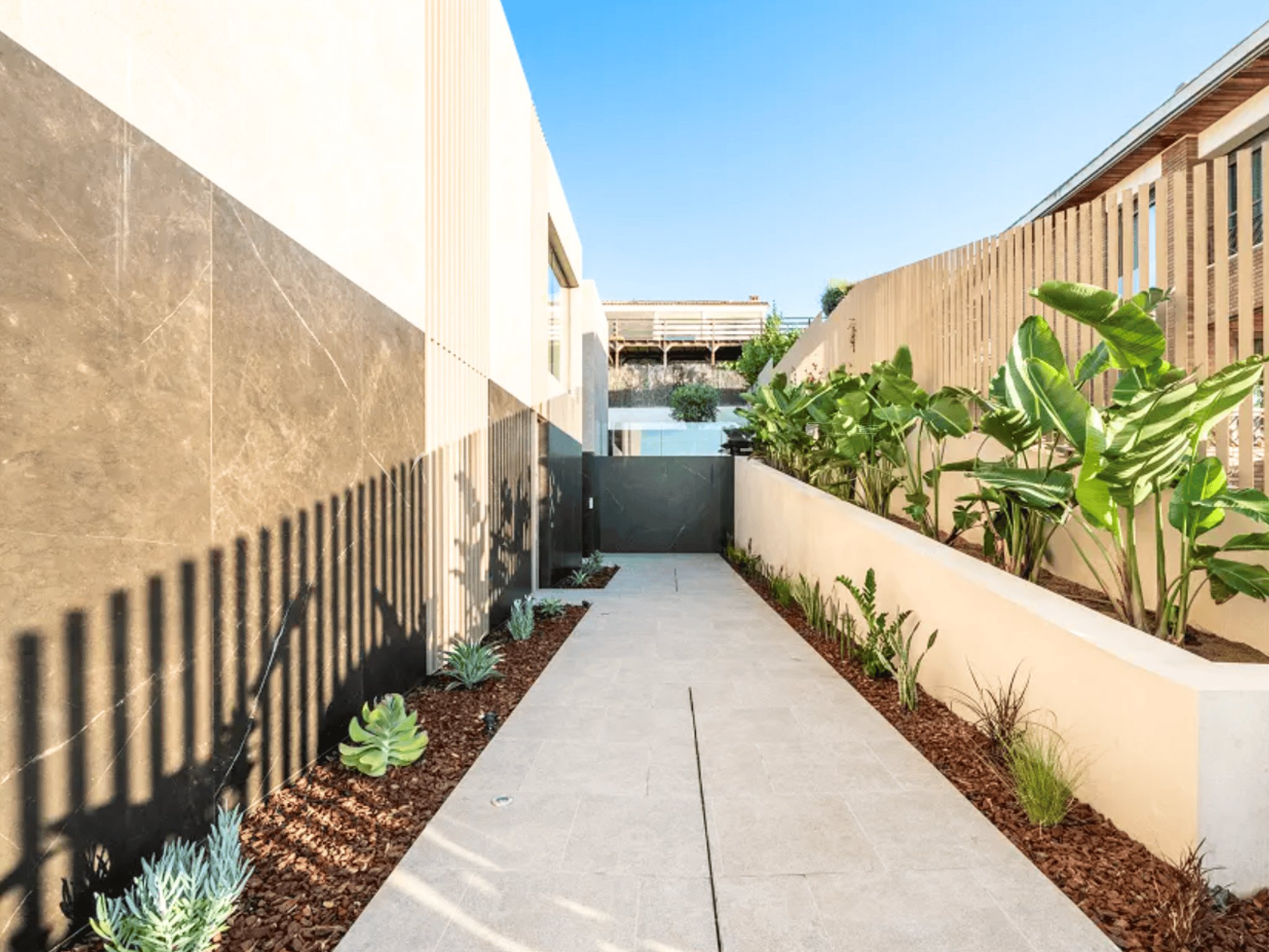 interior luminoso con grandes ventanales en villa contemporánea